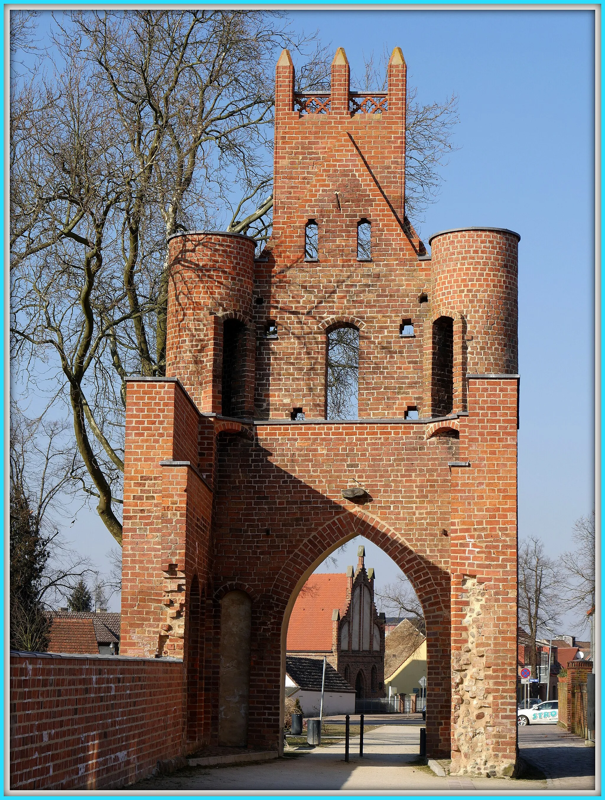 Photo showing: Berliner Tor mit Spitalskapelle in Mittenwalde.Die Siechen - oder Spitalskapelle in Mittenwalde wurde im 14. Jhdt. errichtet und liegt wie man sieht vor der Stadt außerhalb der Stadtbefestigung. Sieche / Kranke durften im Mittelalter nicht in die Stadt.