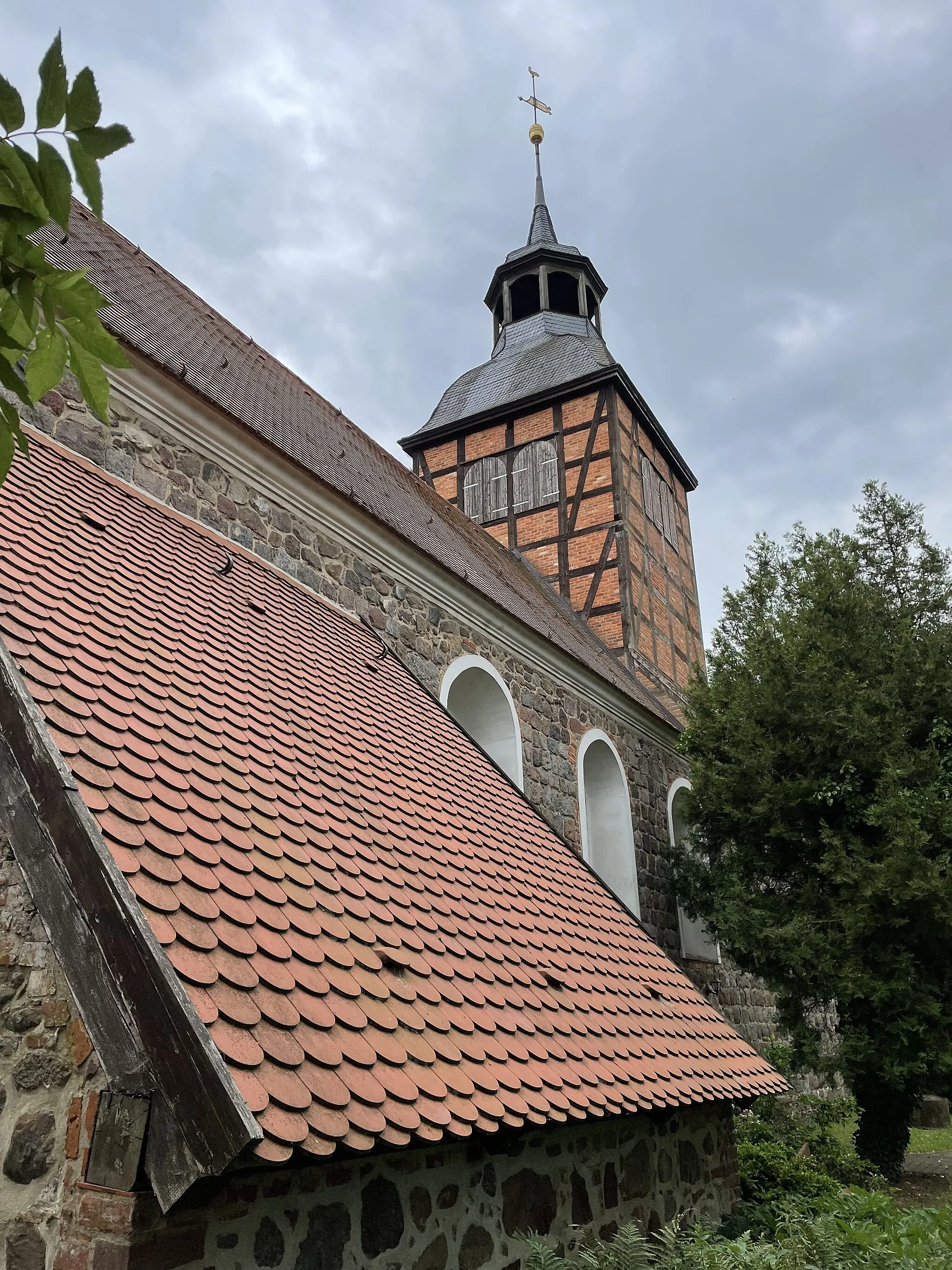 Photo showing: Die Dorfkirche Baumgarten der Gemeinde Schenkenberg im Landkreis Uckermark ist eine Feldsteinkirche aus dem 13. Jahrhundert. Im Innenraum steht unter anderem eine Kirchenausstattung aus der Mitte des 18. Jahrhunderts.