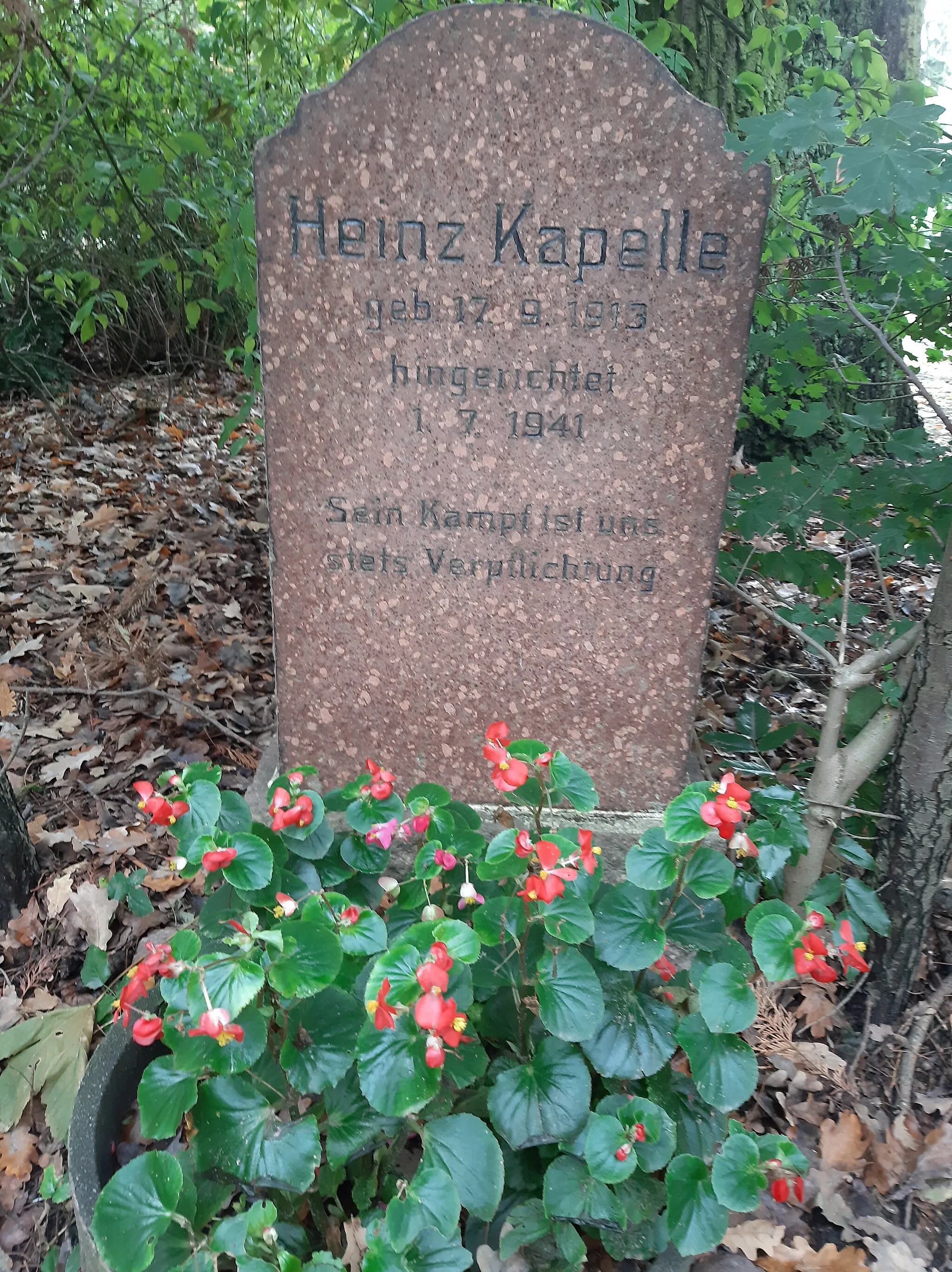 Photo showing: Grab von Heinz Kapelle auf dem Parkfriedhof Tempelhof,
aufgenommen September 2020