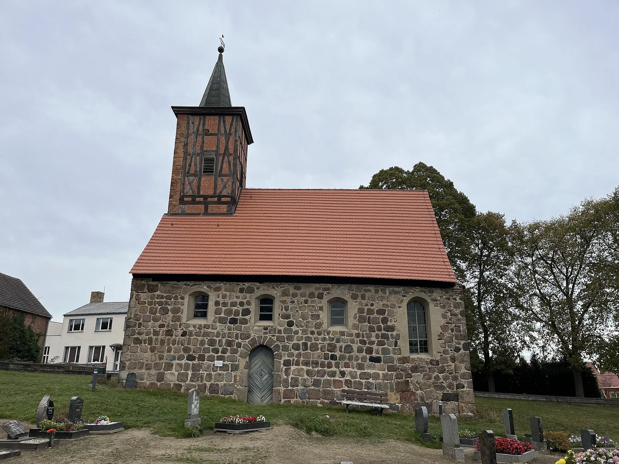 Photo showing: Die Dorfkirche Kranepuhl ist eine Saalkirche aus der Mitte des 13. Jahrhunderts in Kranepuhl, ein Ortsteil der Gemeinde Planetal im Landkreis Potsdam-Mittelmark in Brandenburg. Im Innern steht unter anderem ein hölzerner Altaraufsatz aus der ersten Hälfte des 18. Jahrhunderts.