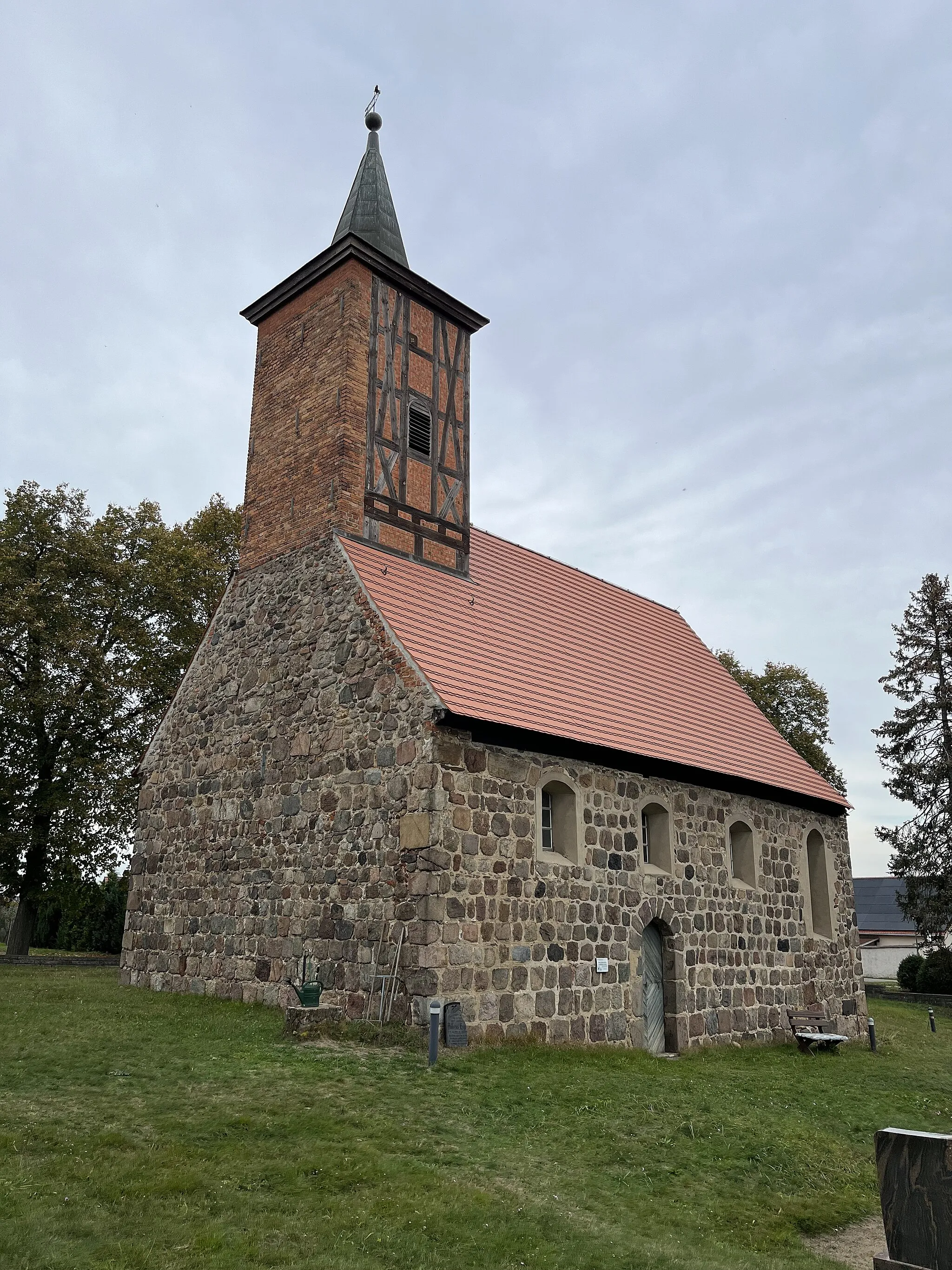 Photo showing: Die Dorfkirche Kranepuhl ist eine Saalkirche aus der Mitte des 13. Jahrhunderts in Kranepuhl, ein Ortsteil der Gemeinde Planetal im Landkreis Potsdam-Mittelmark in Brandenburg. Im Innern steht unter anderem ein hölzerner Altaraufsatz aus der ersten Hälfte des 18. Jahrhunderts.