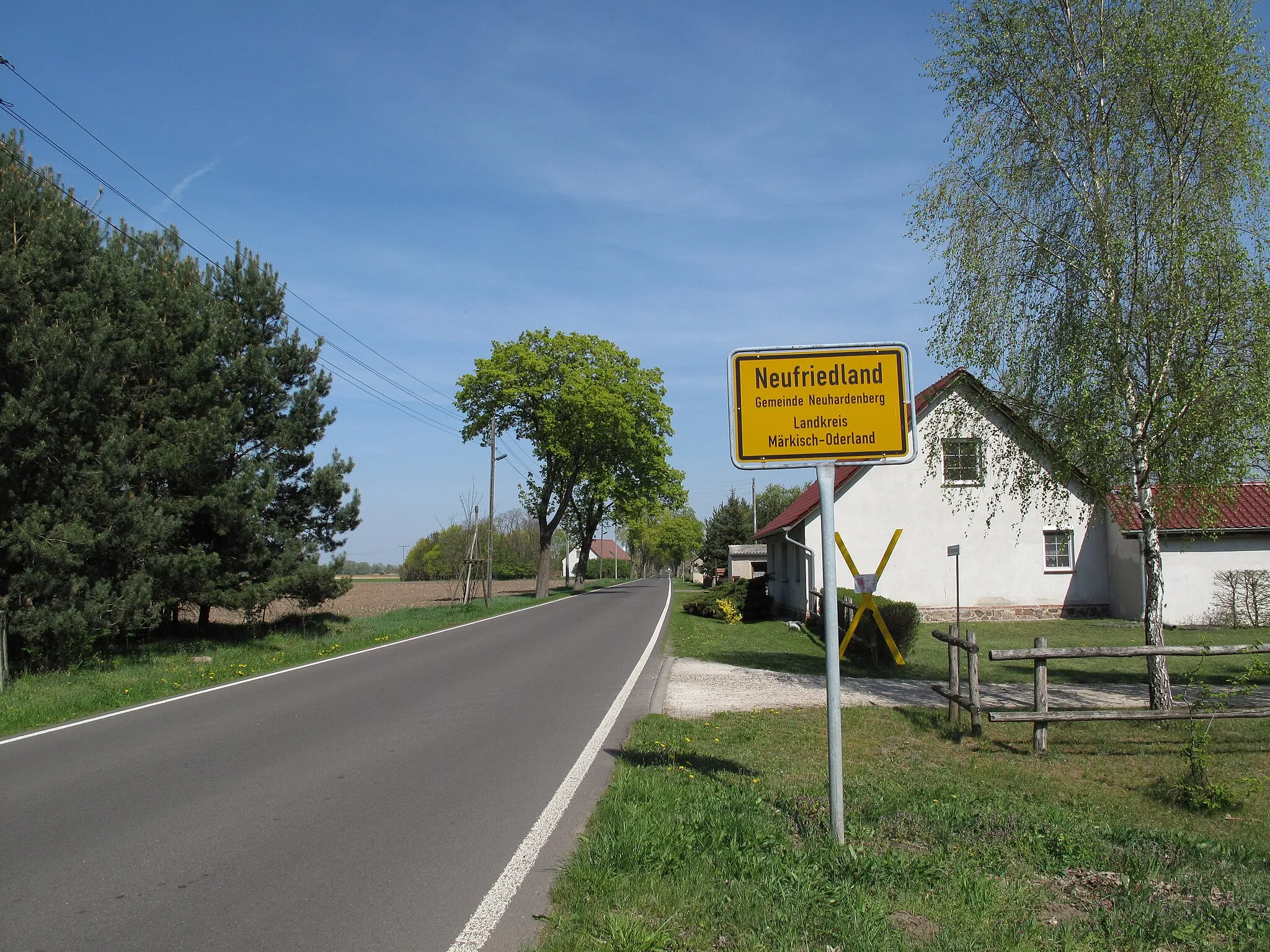 Photo showing: Western entrance to Neufriedland on the Landesstraße 34. Neufriedland is as part of Altfriedland, a village of the municipality Neuhardenberg in the District Märkisch-Oderland, Brandenburg, Germany.