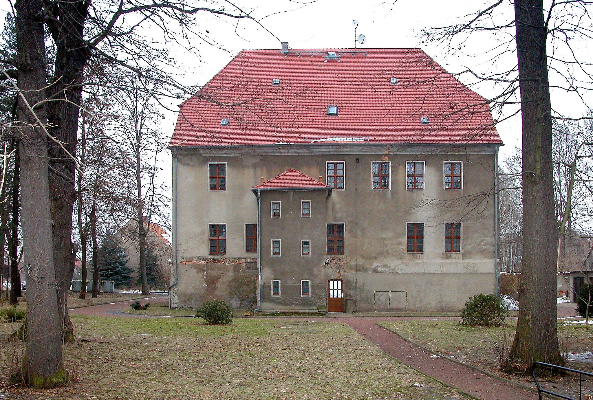 Photo showing: 01.02.2006   01561  Kraußnitz (Schönfeld), Finkenmühlenweg 3 (GMP: 51.360683,13.759115): Barockes Herrenhaus des ehemaligen Rittergutes. 1771 errichtet von den Brüdern Friedrich Alexander und Christian Gottlieb von Süßmilch, genannt Hörnig. 1990 für die Gemeideverwaltung saniert. Im Obergeschoß sind Wohnungen. Parkseite.                                                                                                               [DSCN8648.TIF]20060201060DR.JPG(c)Blobelt