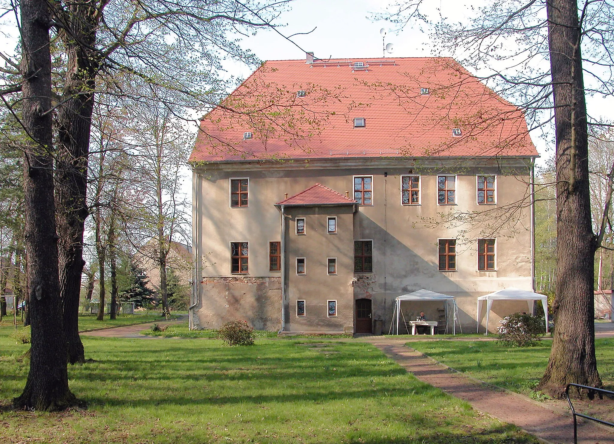 Photo showing: 01.05.2006  01561   Kraußnitz (Schönfeld), Finkenmühlenweg 3 (GMP: 51.360683,13.759115): Barockes Herrenhaus des ehemaligen Rittergutes. 1771 errichtet von den Brüdern Friedrich Alexander und Christian Gottlieb von Süßmilch, genannt Hörnig. Der Wappenstein über dem Hauseingang erinnert daran. Nach 1990 für die Gemeideverwaltung saniert. Obergeschoß Wohnungen. Ansicht Parkseite.                                                                                                                                                                           [DSCN9788.TIF]20060501455DR.JPG(c)Blobelt