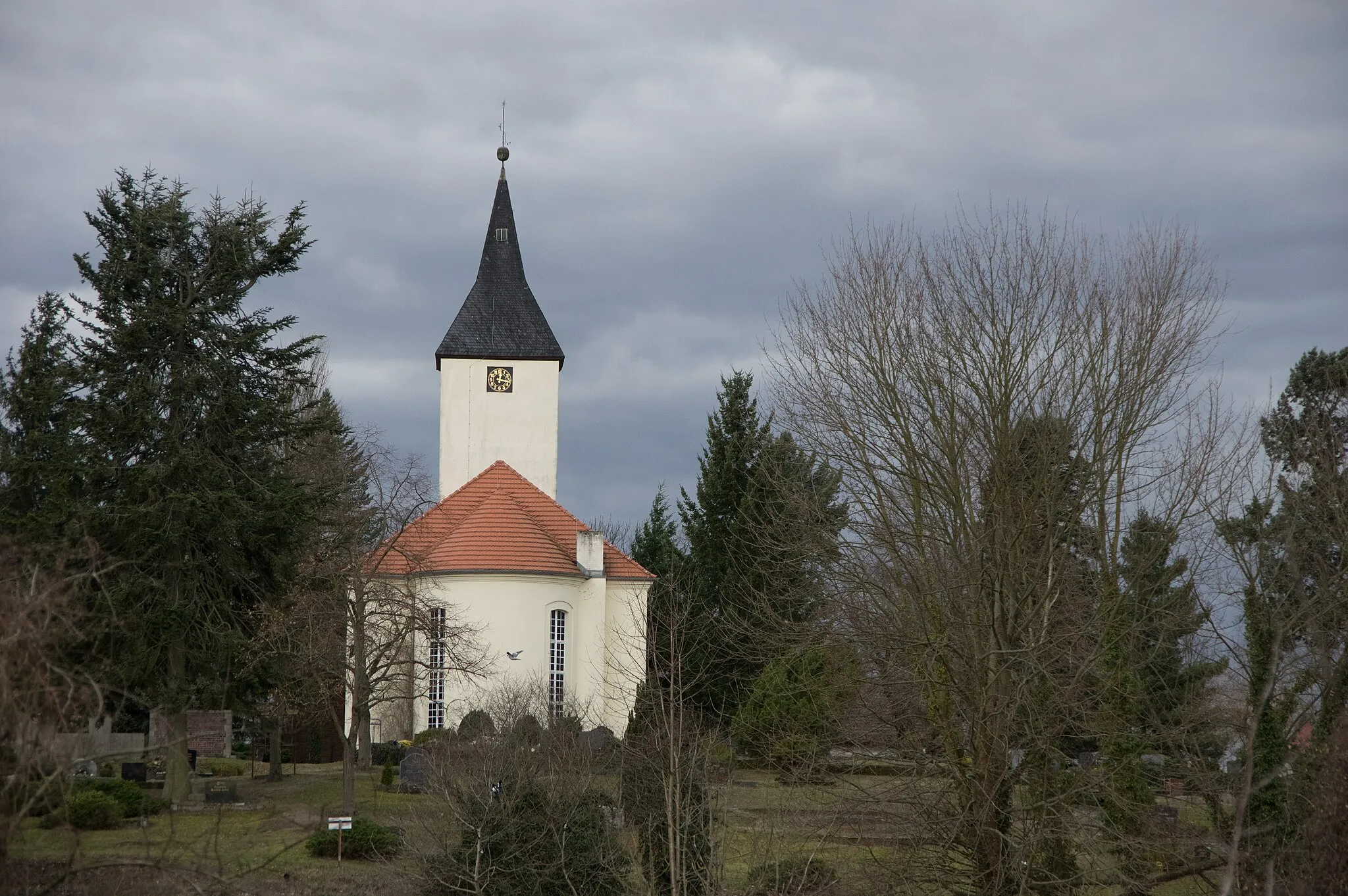 Photo showing: Am Mellensee in Brandenburg. Die Kirche mit dem Chor steht unter Denkmalschutz.