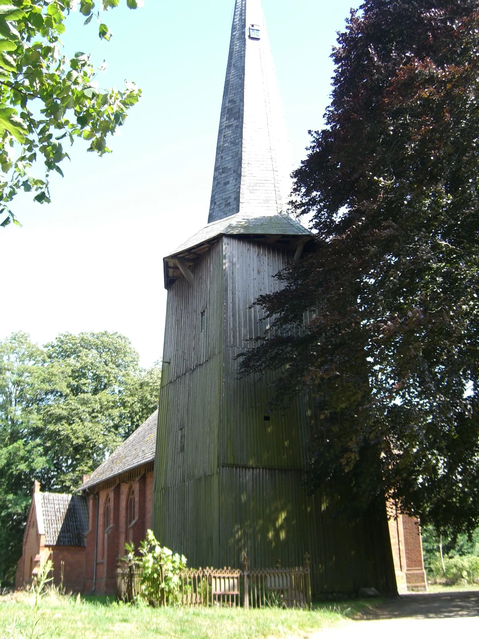 Photo showing: Vorderansicht Burower Kirche