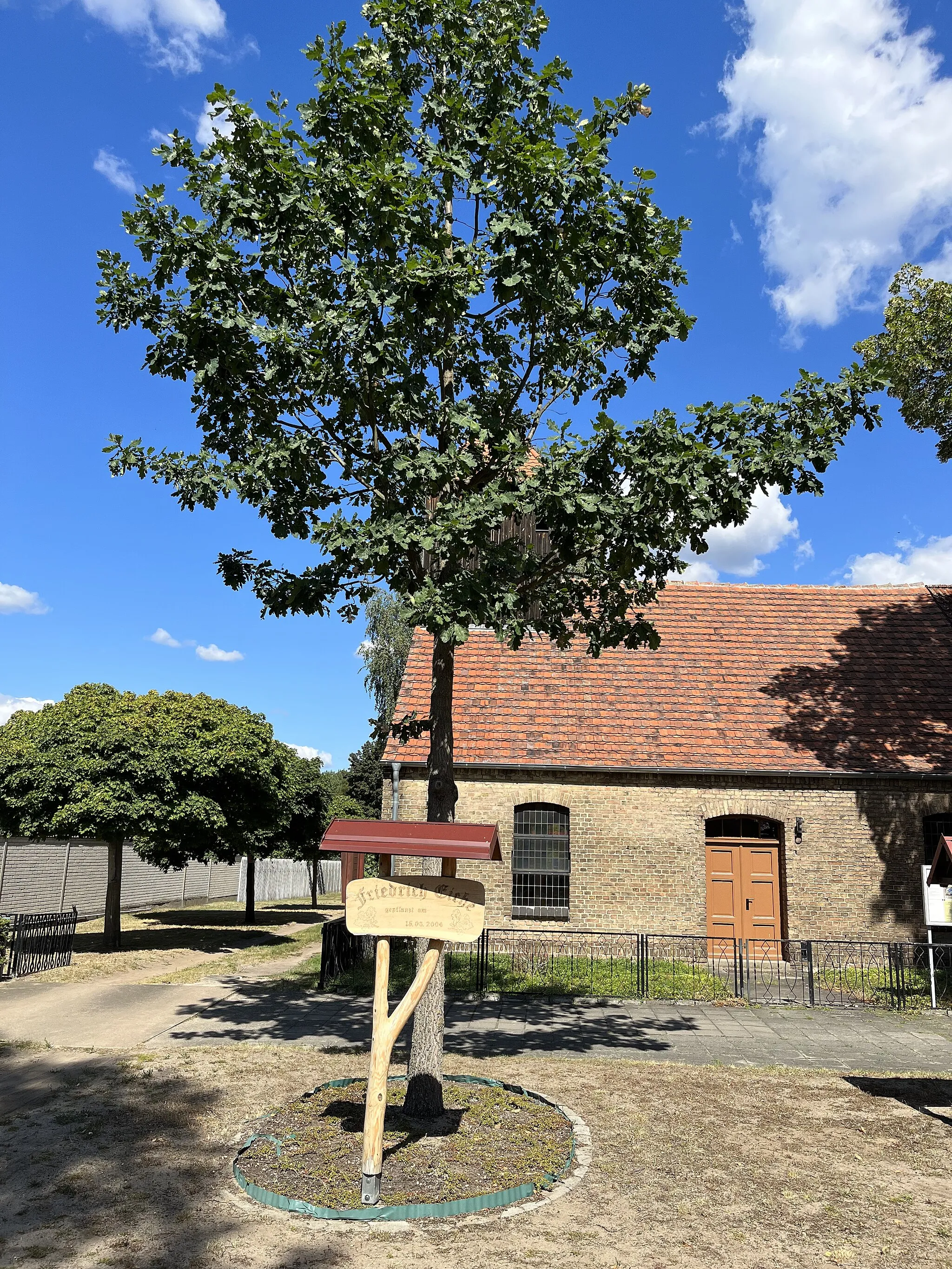 Photo showing: Das Kirchen- und Schulhaus Freienthal ist ein denkmalgeschütztes Bauwerk in Freienthal, Gemeinde Planebruch im Landkreis Potsdam-Mittelmark in Brandenburg.