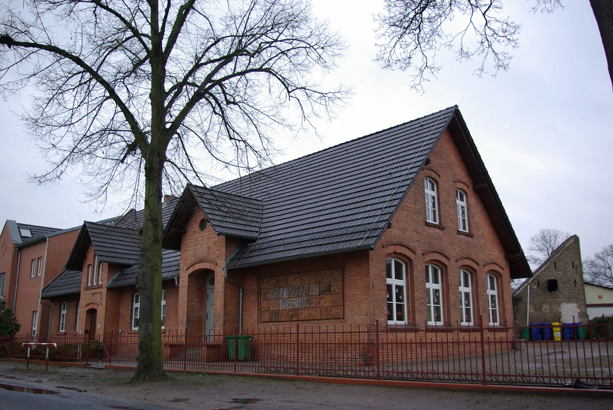 Photo showing: Mittenwalde Ortsteil Töpchin in Brandenburg. Die Schule steht unter Denkmalschutz.