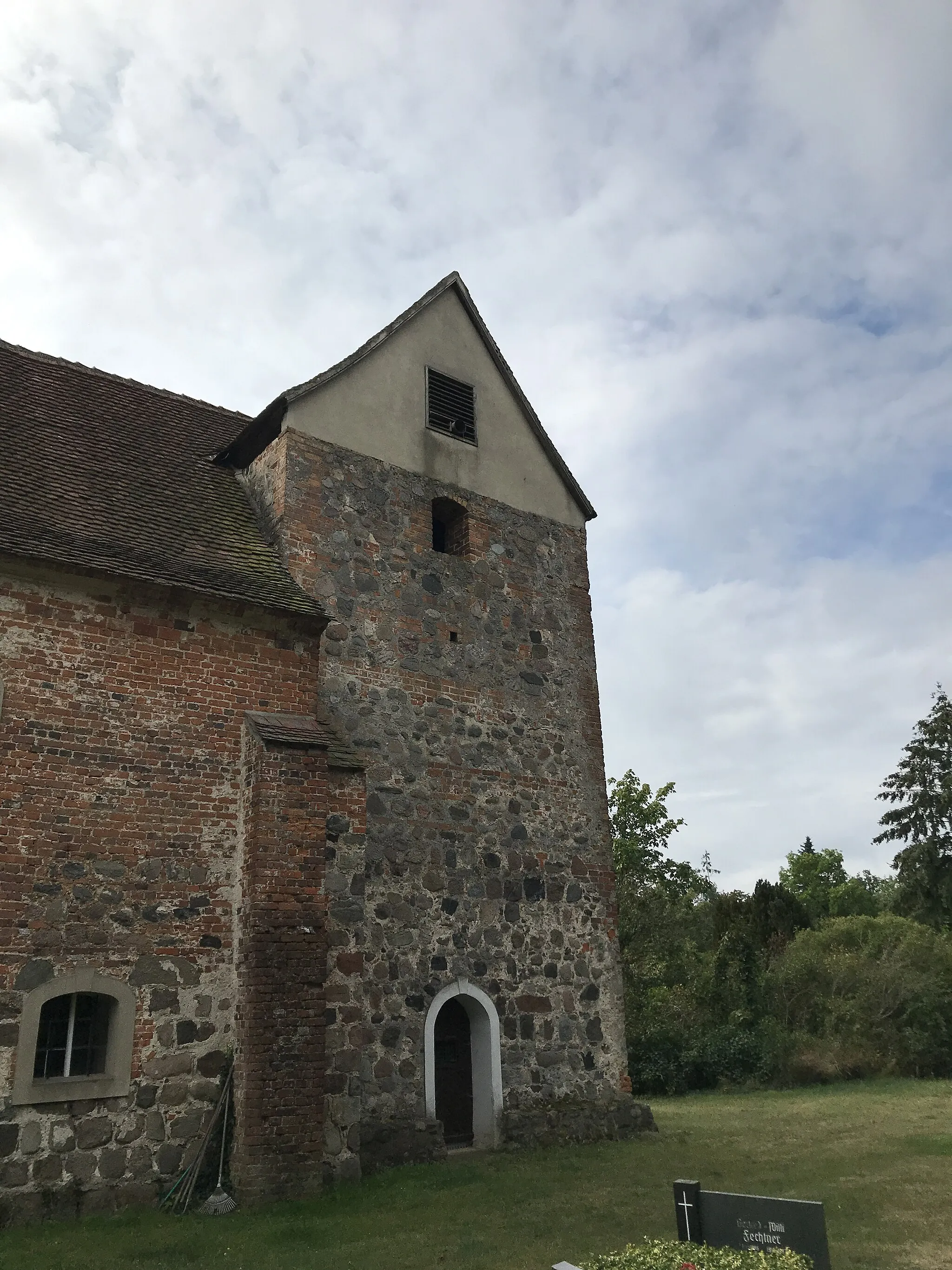 Photo showing: Die Dorfkirche Kotzen ist ein im Kern spätmittelalterlicher Bau, der 1711 umfangreich erneuert wurde. Im Innenraum stehen unter anderem ein Kanzelaltar aus dem Jahr 1712 sowie zwei Epitaphien, die an das Patronatsehepaar von Stechow erinnern.