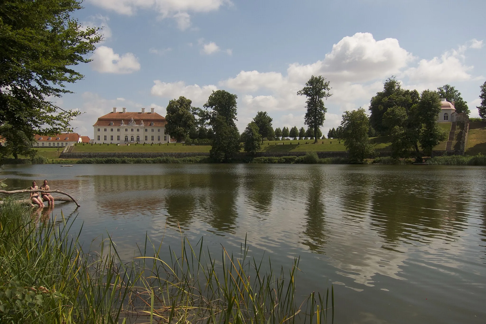 Photo showing: Blick über den Huwenowsee auf das Barockschloss Meseberg im Naturpark Stechlin-Ruppiner Land.