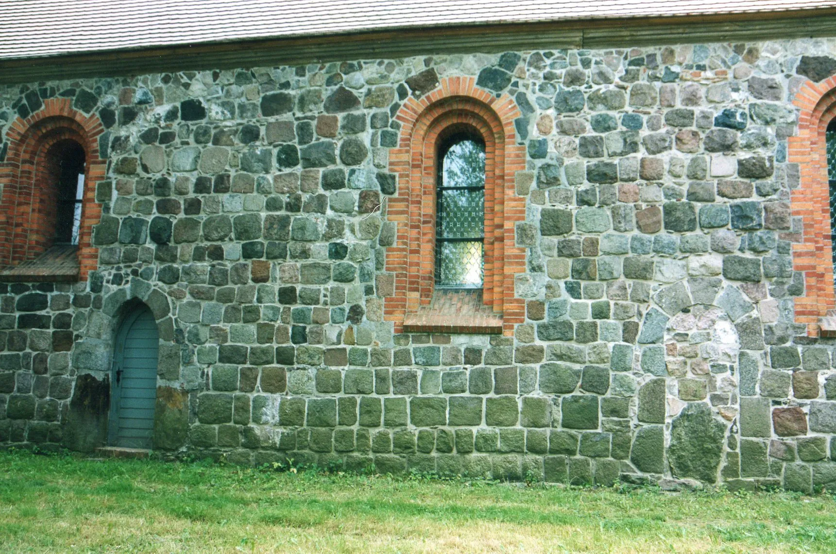 Photo showing: Nordwand der Dorfkirche Frankenfelde mit spitzbogiger Priesterpforte (links) und rundbogigem Gemeindeportal (rechts, zugesetzt)