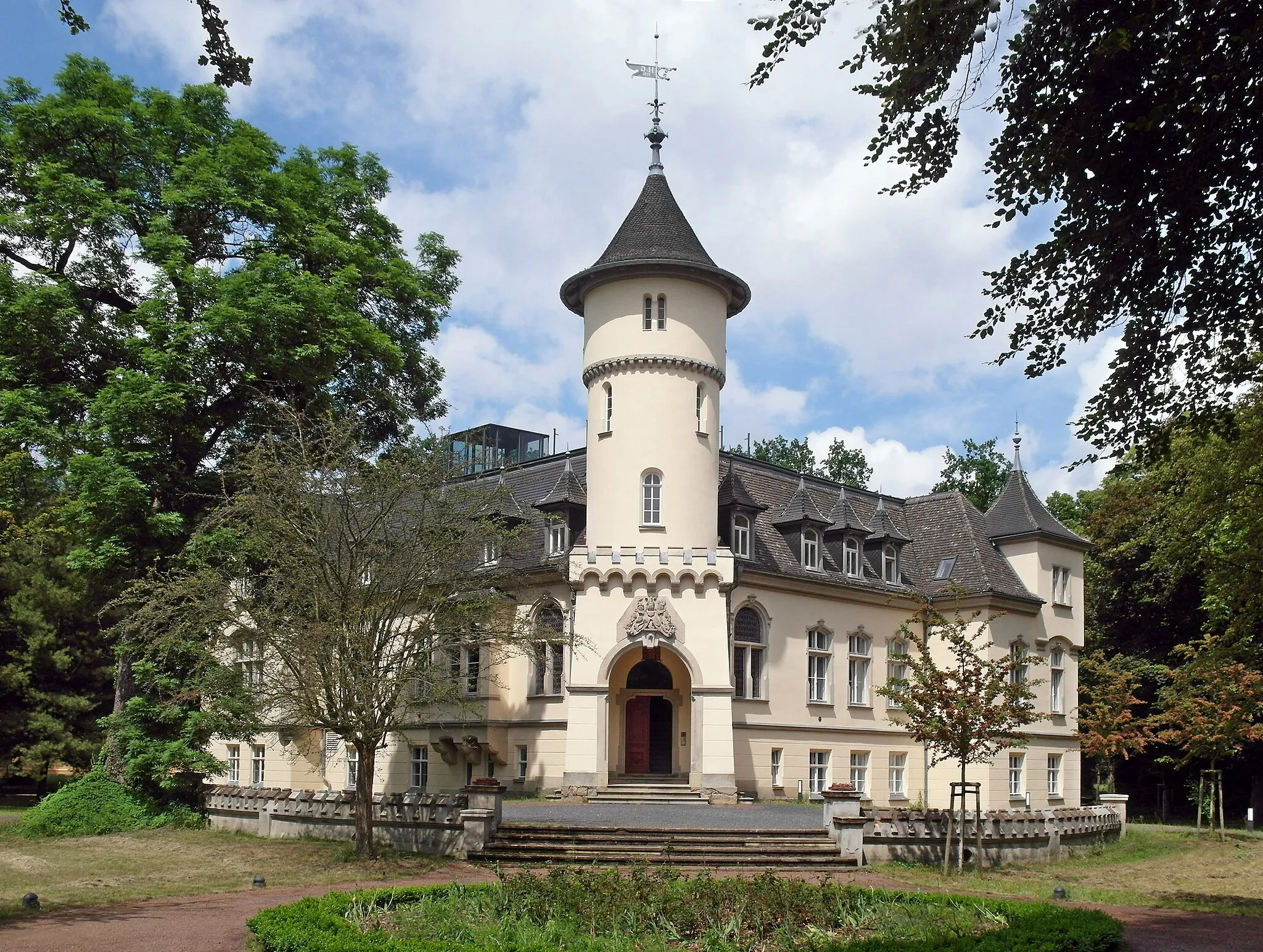 Photo showing: 02.06.2016    01945   Hohenbocka: Schloß (GMP: 51.435130,14.003242), Ansicht vom Park. 1898 wurde für Hans von Goetz und seine Ehefrau Charlotte Freiin von Seherr-Thoß das noch heute vorhandene Schloß erbaut, das in der 1891 neu angelegten Parklandschaft steht. Die Familie von Goetz, letzte Besitzer vor 1945, wurde enteignet. Das Schloß diente als Außenstelle d. Kreiskrankenhauses Senftenberg und seit 1968 als Heim und Sonderschule für körperbehinderte Kinder. Nach dem Ende der DDR wurde das Kinderheim 1990 geschlossen. 1993 bis 1995 wurde d. Bau saniert, aber dann zeitweilig nicht genutzt. Inwischen wird das Schloß samt Nebengelassen als Hotel betrieben.                                                                                    [SAM6219.JPG]20160602115MDR.JPG(c)Blobelt