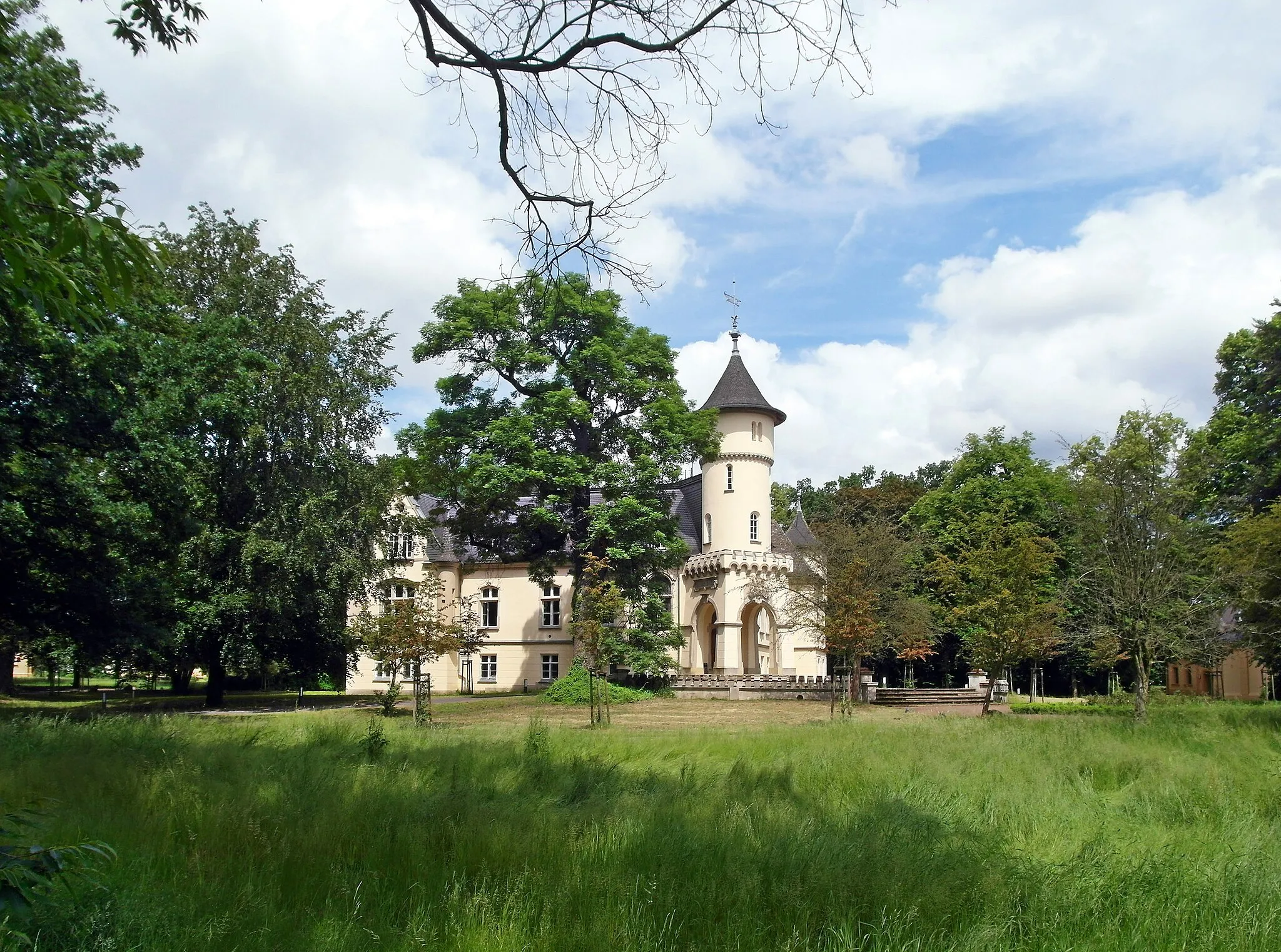 Photo showing: 02.06.2016    01945   Hohenbocka: Schloß (GMP: 51.435130,14.003242), Ansicht vom Park. 1898 wurde für Hans von Goetz und seine Ehefrau Charlotte Freiin von Seherr-Thoß das noch heute vorhandene Schloß erbaut, das in der 1891 neu angelegten Parklandschaft steht. Die Familie von Goetz, letzte Besitzer vor 1945, wurde enteignet. Das Schloß diente als Außenstelle d. Kreiskrankenhauses Senftenberg und seit 1968 als Heim und Sonderschule für körperbehinderte Kinder. Nach dem Ende der DDR wurde das Kinderheim 1990 geschlossen. 1993 bis 1995 wurde d. Bau saniert, aber dann zeitweilig nicht genutzt. Inwischen wird das Schloß samt Nebengelassen als Hotel betrieben.                                                                                     [SAM6211.JPG]20160602100DR.JPG(c)Blobelt