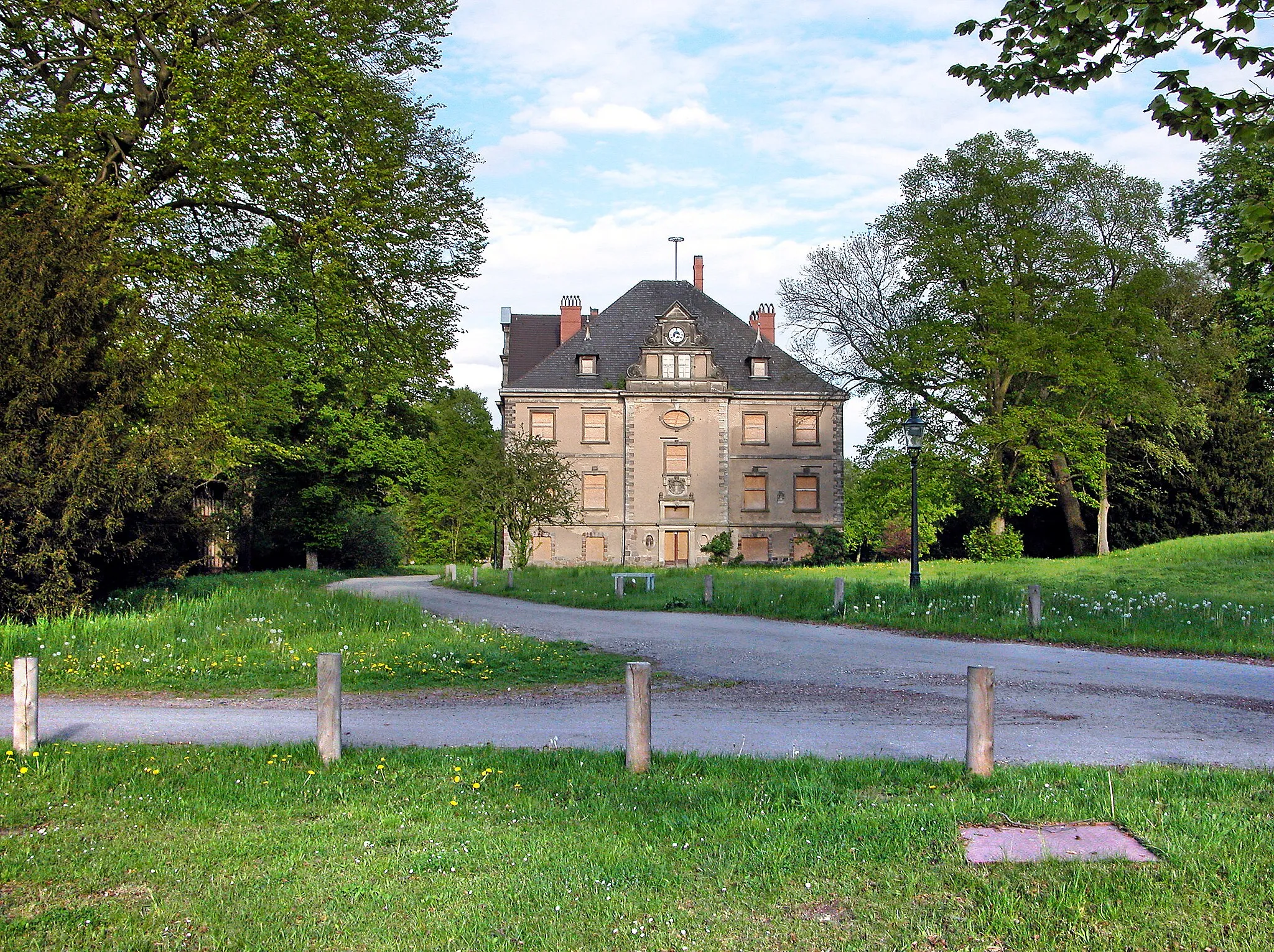 Photo showing: 08.05.2015   15837   Baruth/Mark: Schloß Baruth (GMP: 52.051203,13.507142). Das stattliche 3-geschossige Gebäude mit der Westfassadezur Straße hin ist nur der spätere Anbau von Mitte des 19. Jahrhunderts Das eigentliche Schloß ist unscheinbar im Osten angebaut. Nach Plänen von Peter Joseph Lenné aus dem Jahre 1838 ließ die Familie zu Solms einen Landschaftspark anlegen. Der Schloßpark umfasst eine Größe von 20 Hektar, ein Plan von O. Reder, die "Brouillon-Karte von dem Hochgräflich Baruther Schlossgarten" aus dem Jahre 1838 ist" erhalten geblieben.                                                                                                          [DSCN5481.JPG]20150508800DR.JPG[c)Blobelt