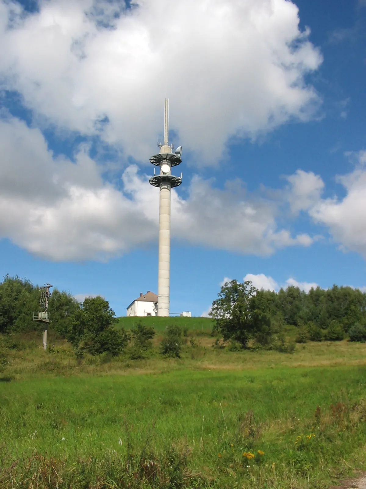 Photo showing: Radio tower on south embankment of the hill Ruhner Berg in Mecklenburg-Vorpommern, Germany