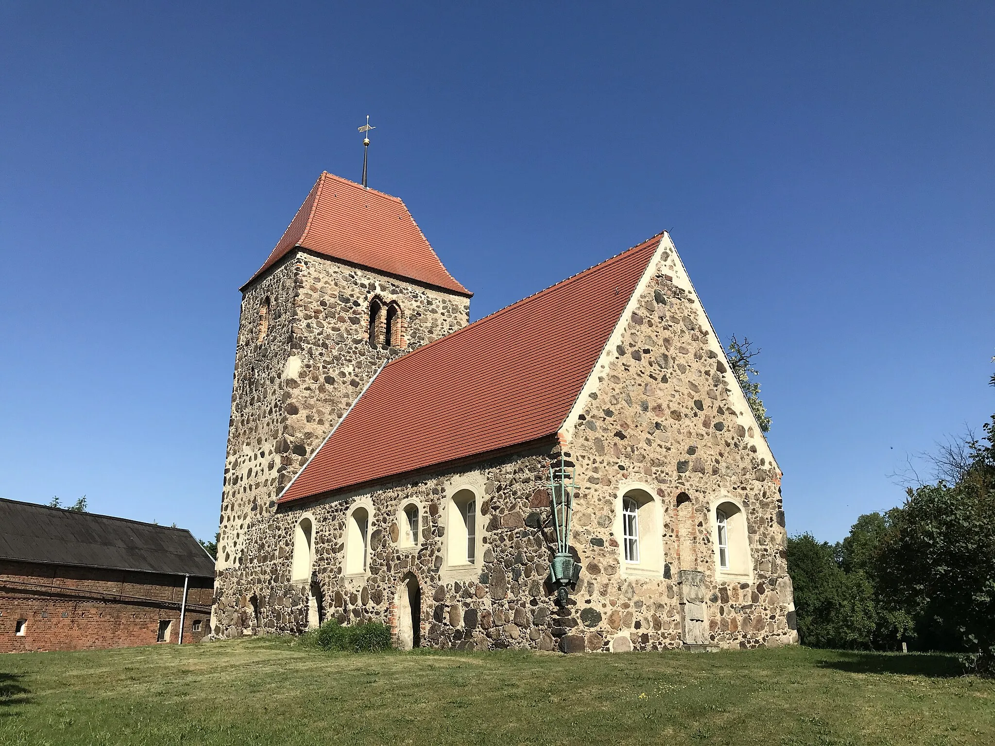 Photo showing: Die Dorfkirche Drahnsdorf im Landkreis Dahme-Spreewald entstand in der ersten Hälfte des 15. Jahrhunderts. Im Innern steht unter anderem eine hölzerne Kanzel aus dem Anfang des 18. Jahrhunderts.