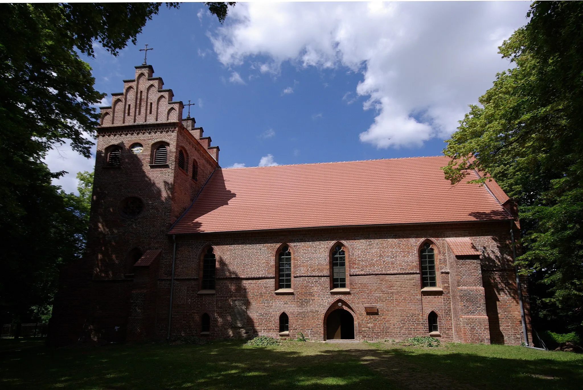 Photo showing: Teupitz in Brandenburg. Die Heilig-Geist-Kirche stammt aus dem Ende des 14. Jahrhunderts. Die Kirche steht unter Denkmalschutz.