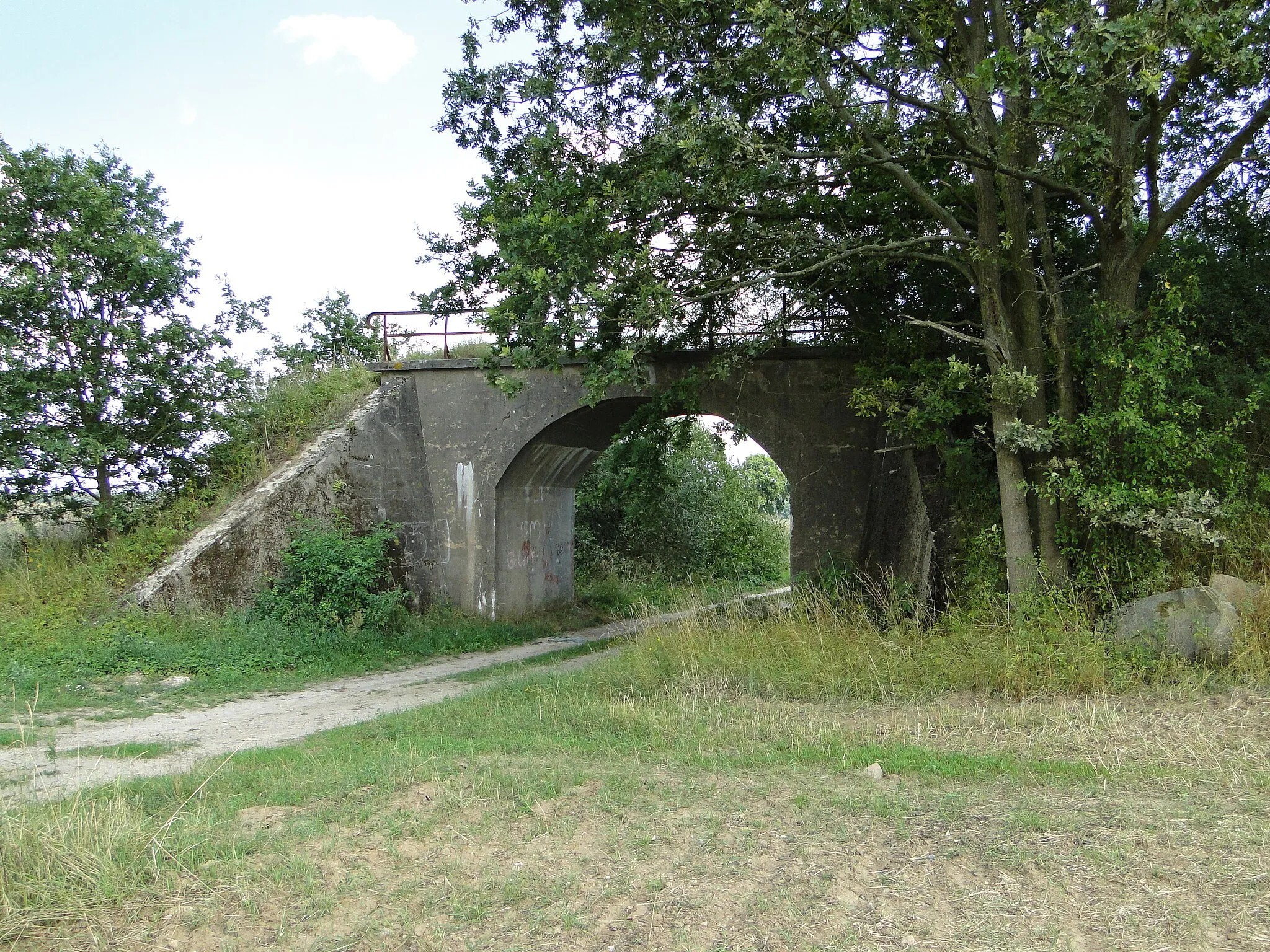 Photo showing: Unused railway brigde of the former rail track Pritzwalk-Suckow near Nettelbeck, disctrict Prignitz, Brandenburg, Germany