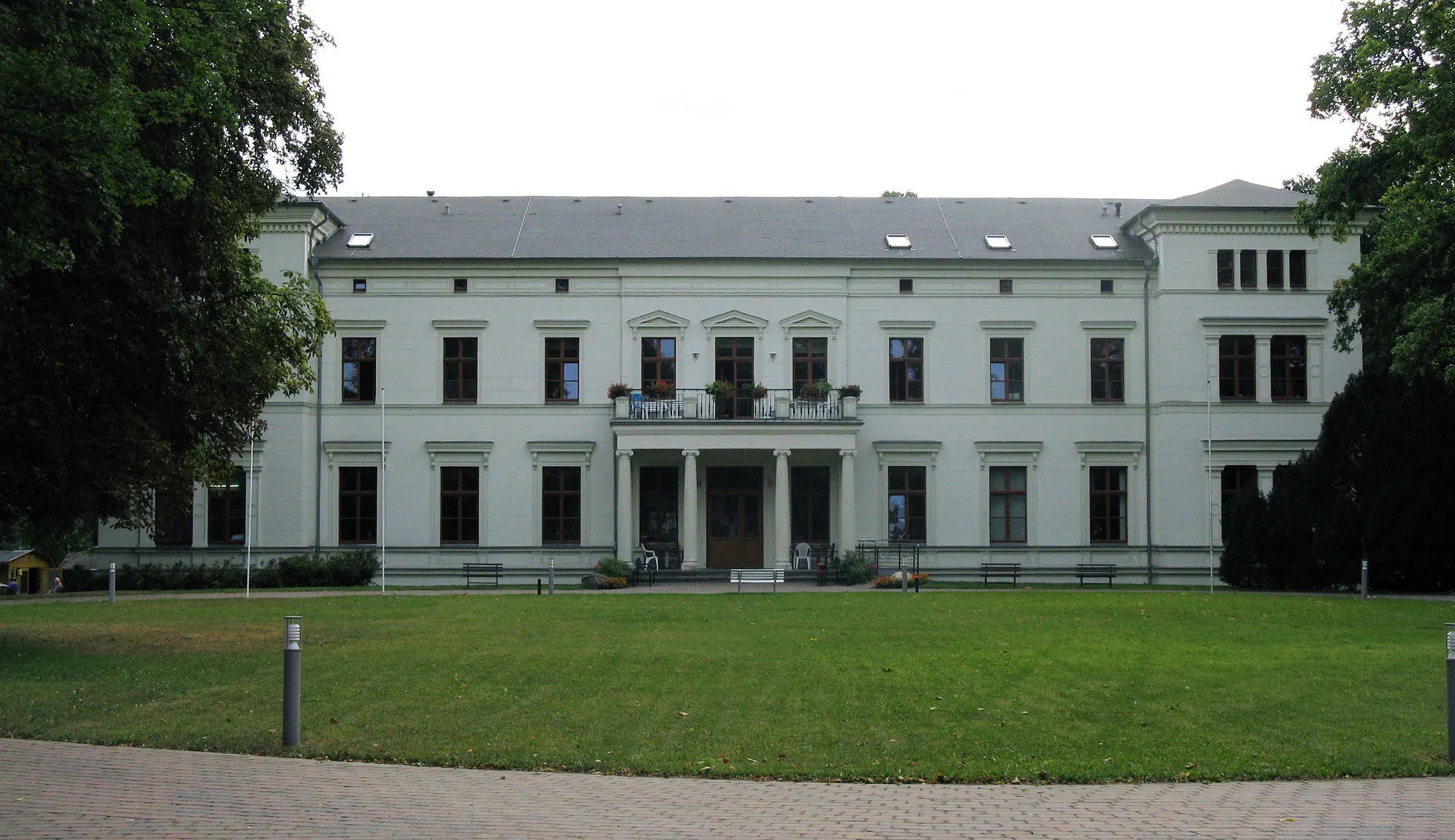 Photo showing: Manor house in Massow, disctrict Mecklenburgische Seenplatte, Mecklenburg-Vorpommern, Germany