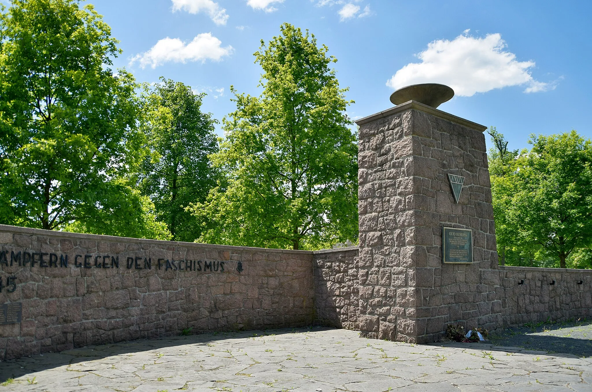 Photo showing: The memorial plaque for the Nazi victim Otto Hurraß in the Volkspark/Schlosspark of Lauchhammer-West in Brandenburg, Germany.