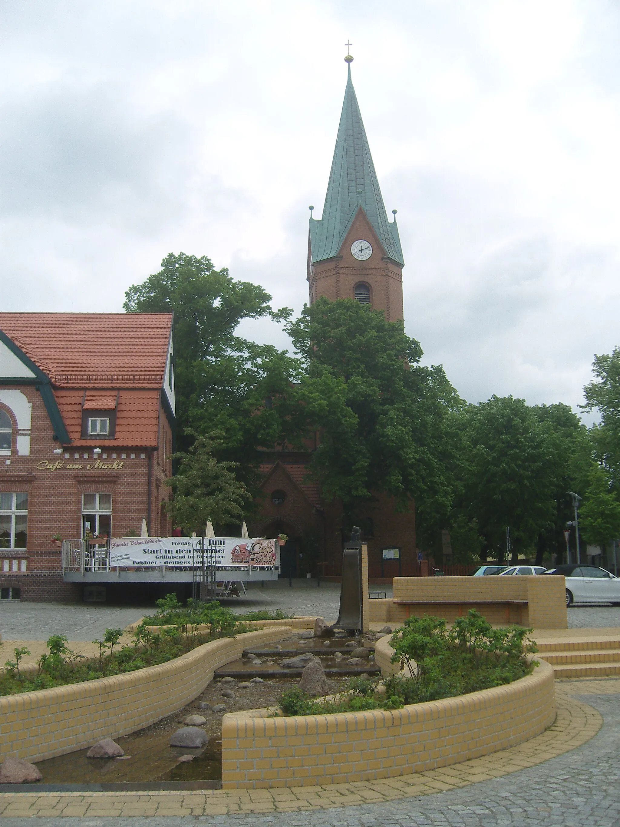Photo showing: Brunnen auf dem Markt im Hintergrund die evangelische Stadtpfarrkirche in Großräschen, Baudenkmal