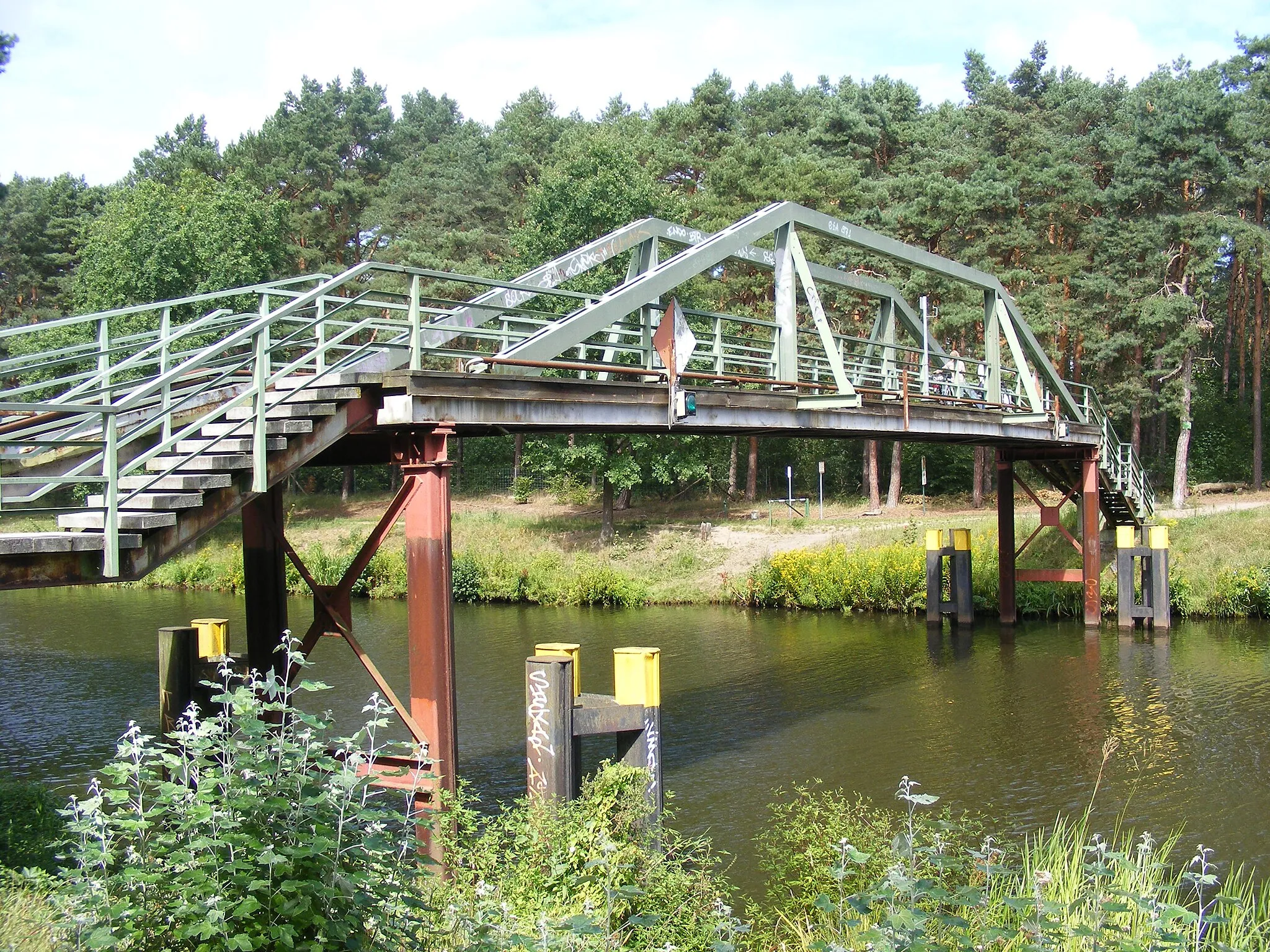 Photo showing: Canal bridge, Wernsdorf  over a cut connecting Seddinsee with Fuerstenwalde.