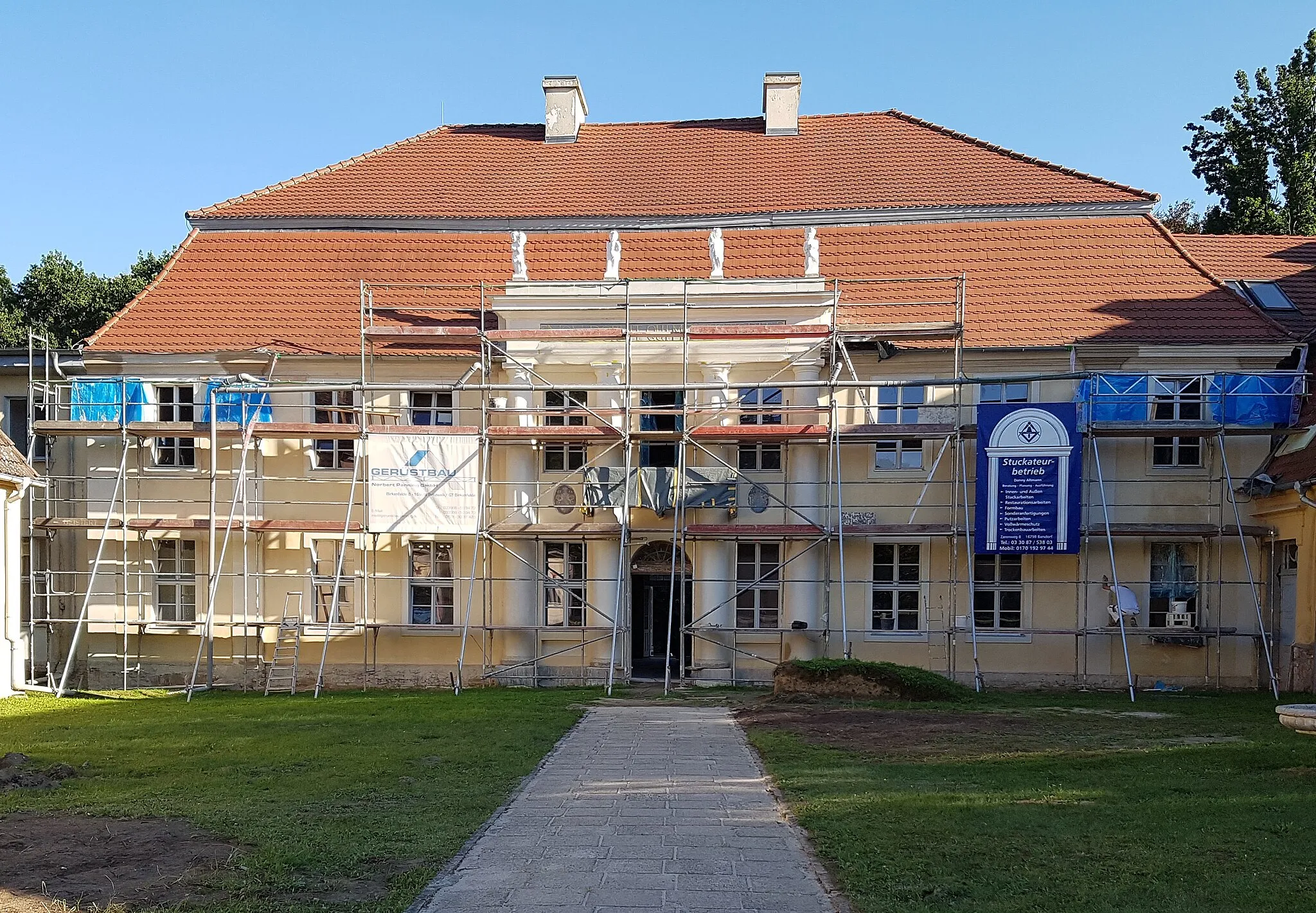 Photo showing: Castle Dannenwalde during front renovation in september 2016.