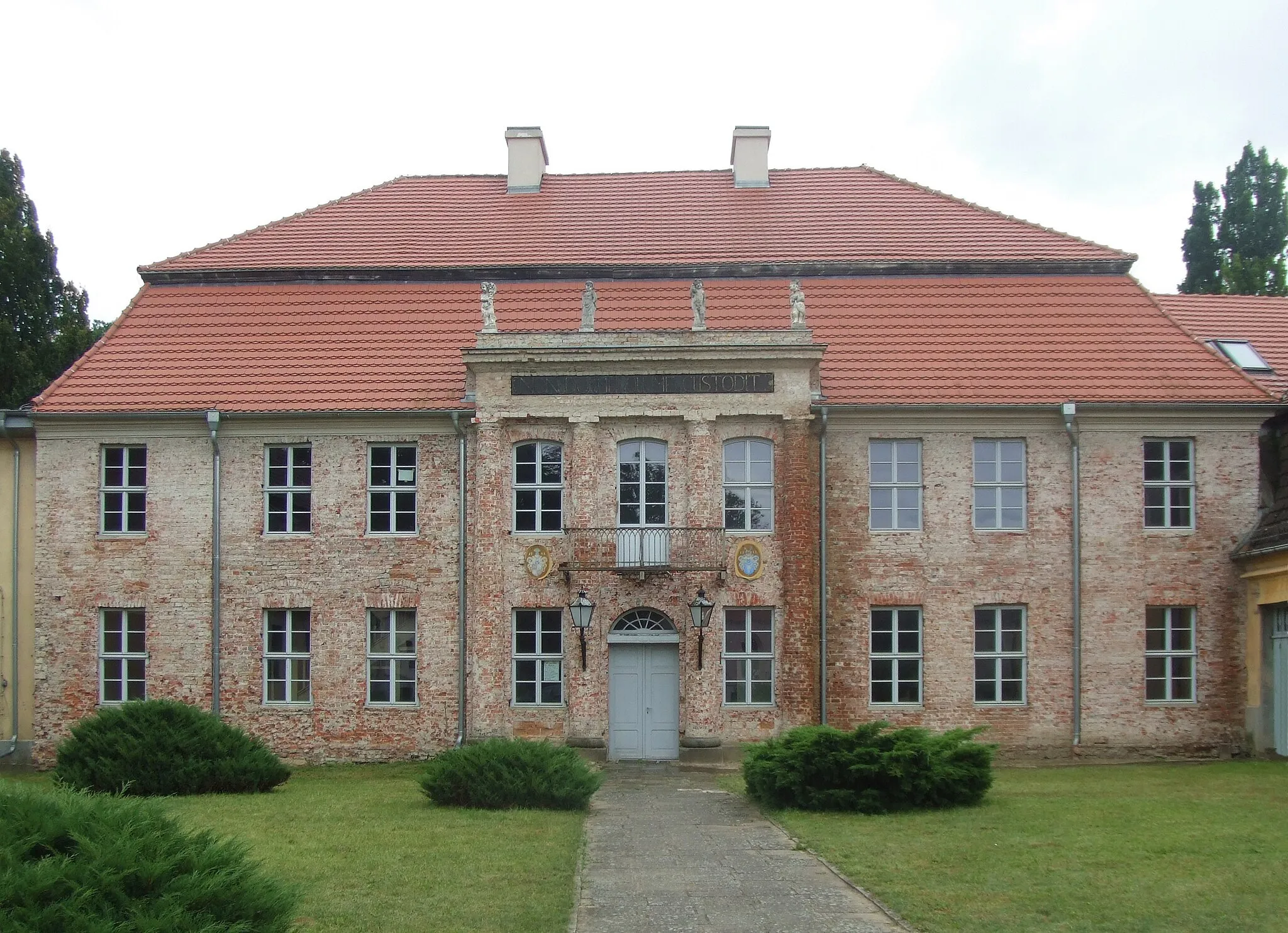 Photo showing: Herrenhaus Dannenwalde, Frontansicht (bei Gransee, Brandenburg)