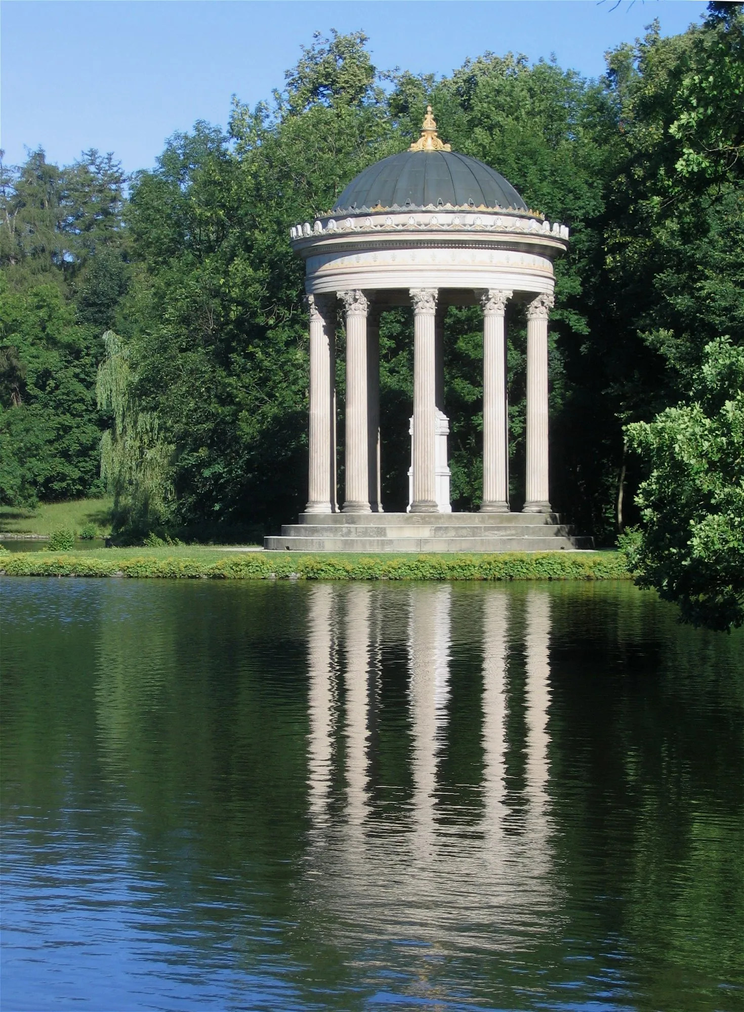 Photo showing: The temple pavilion in the garden park of the Nymphenburg Palace, Munich, Germany]]