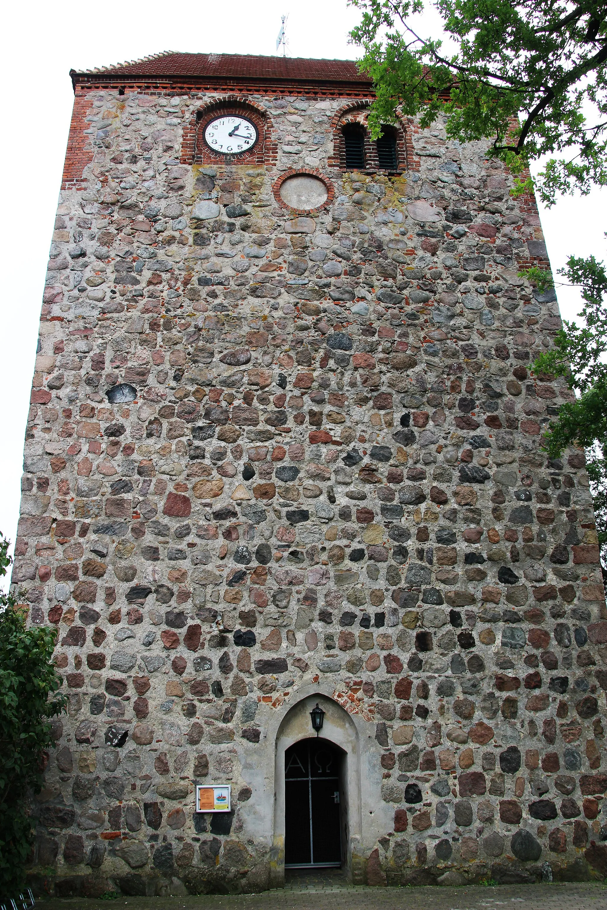 Photo showing: Westturm der Dorfkirche