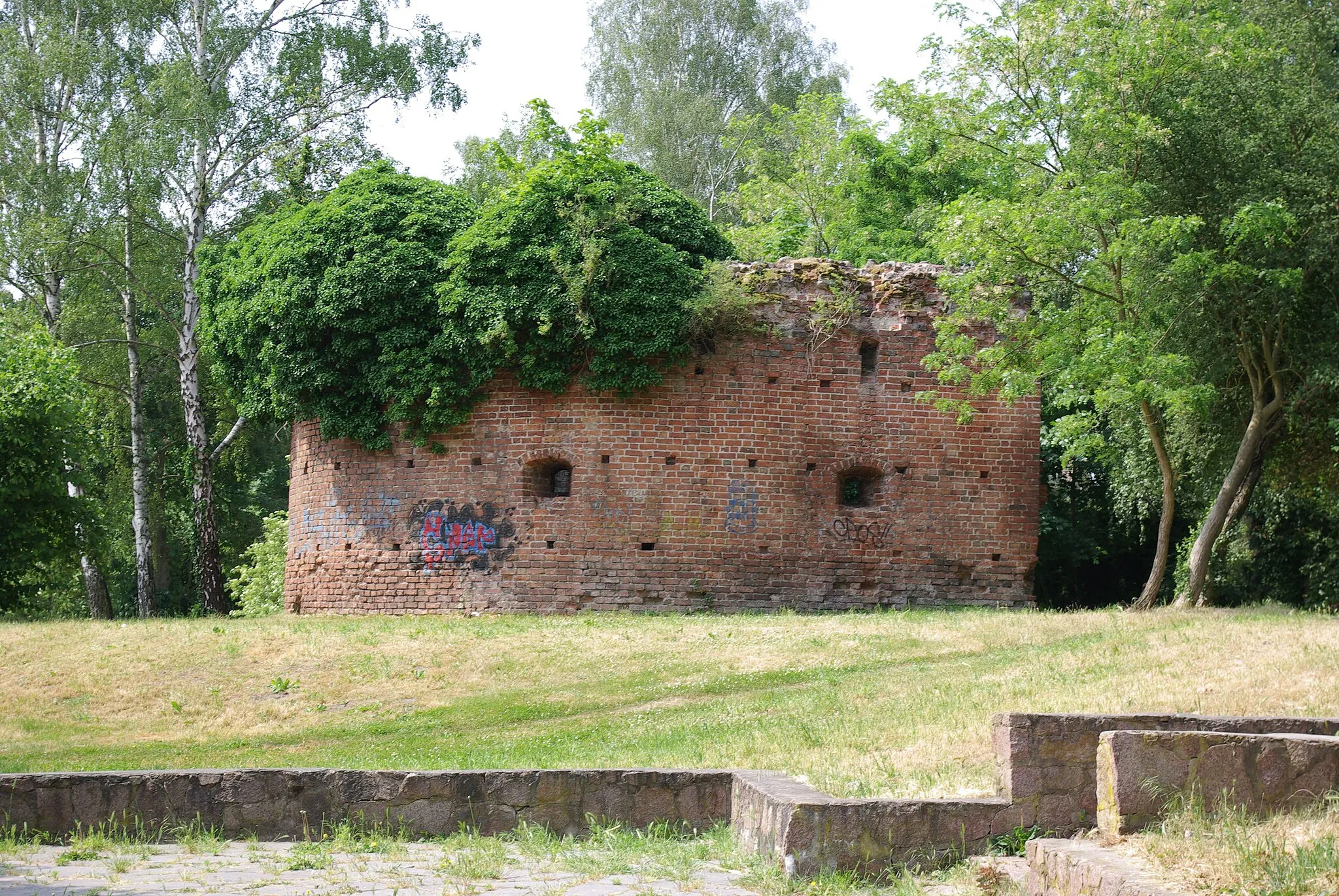 Photo showing: Zossen, Brandenburg, die Bastionsruine im Stadtpark, die Ruine steht unter Denkmalschutz