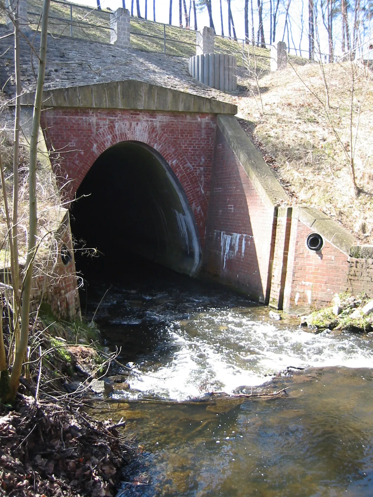 Photo showing: north side of flow-through of the small river Ragöse through the Ragöser Damm.