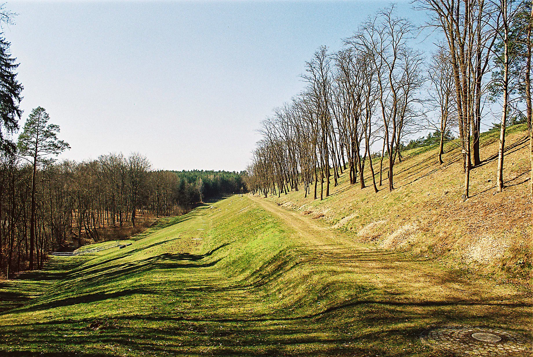 Photo showing: Ragöser Damm near Eberswalde, view direction west – here flows the small river Ragöse under the Oder-Havel-Kanal