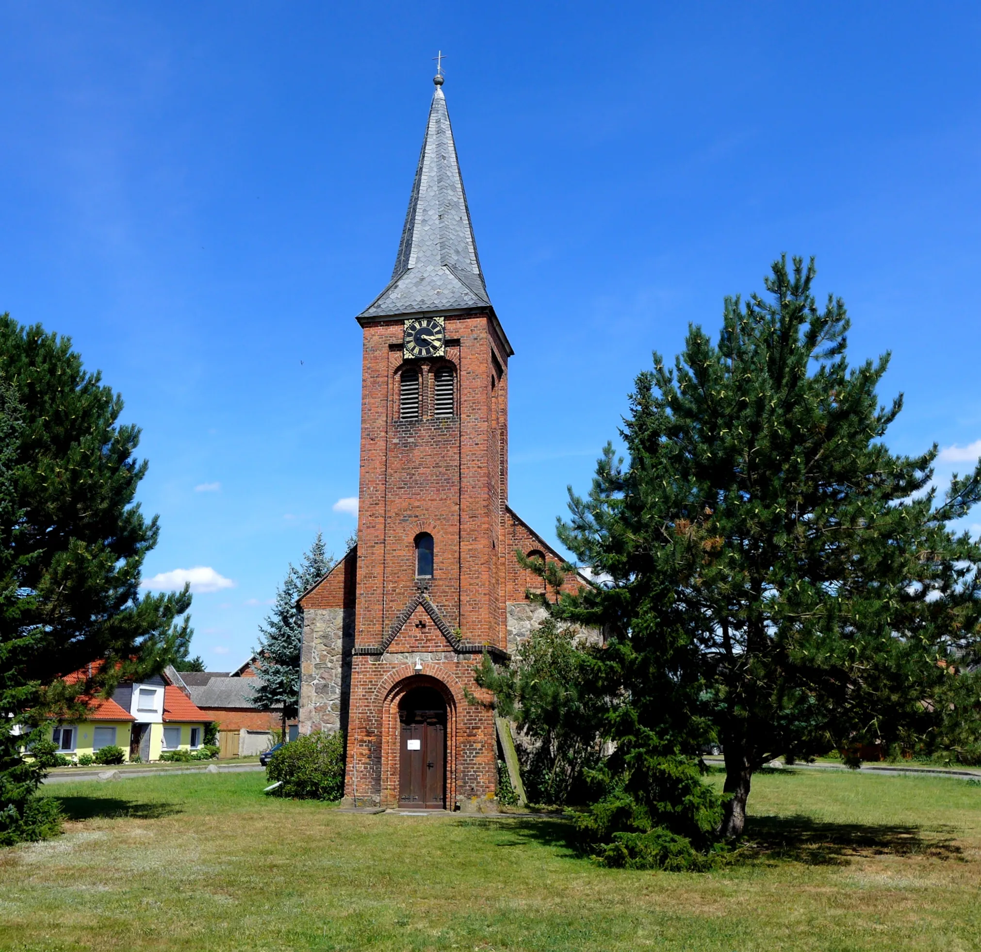 Photo showing: Ev.-Luth. Kirche an der Dorfstraße von Hanum, Sachsen-Anhalt. Aufnahmedatum 2016-07.