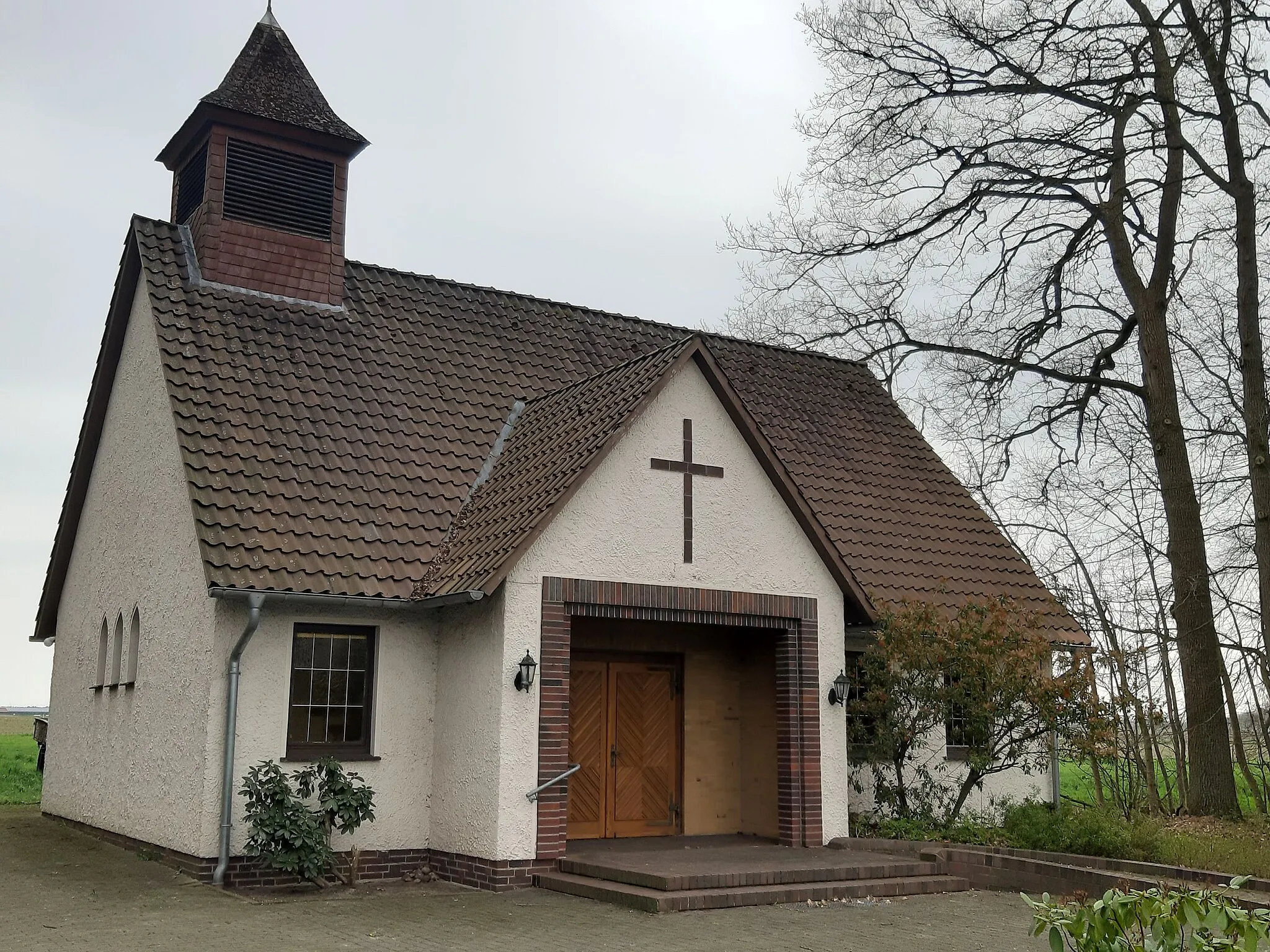 Photo showing: Schmucke Kapelle der Gemeinde Ummern an der Dorfstraße unmittelbar neben dem Ehrenmal gefallener und vermisster Soldaten beider vergangener Weltkriege