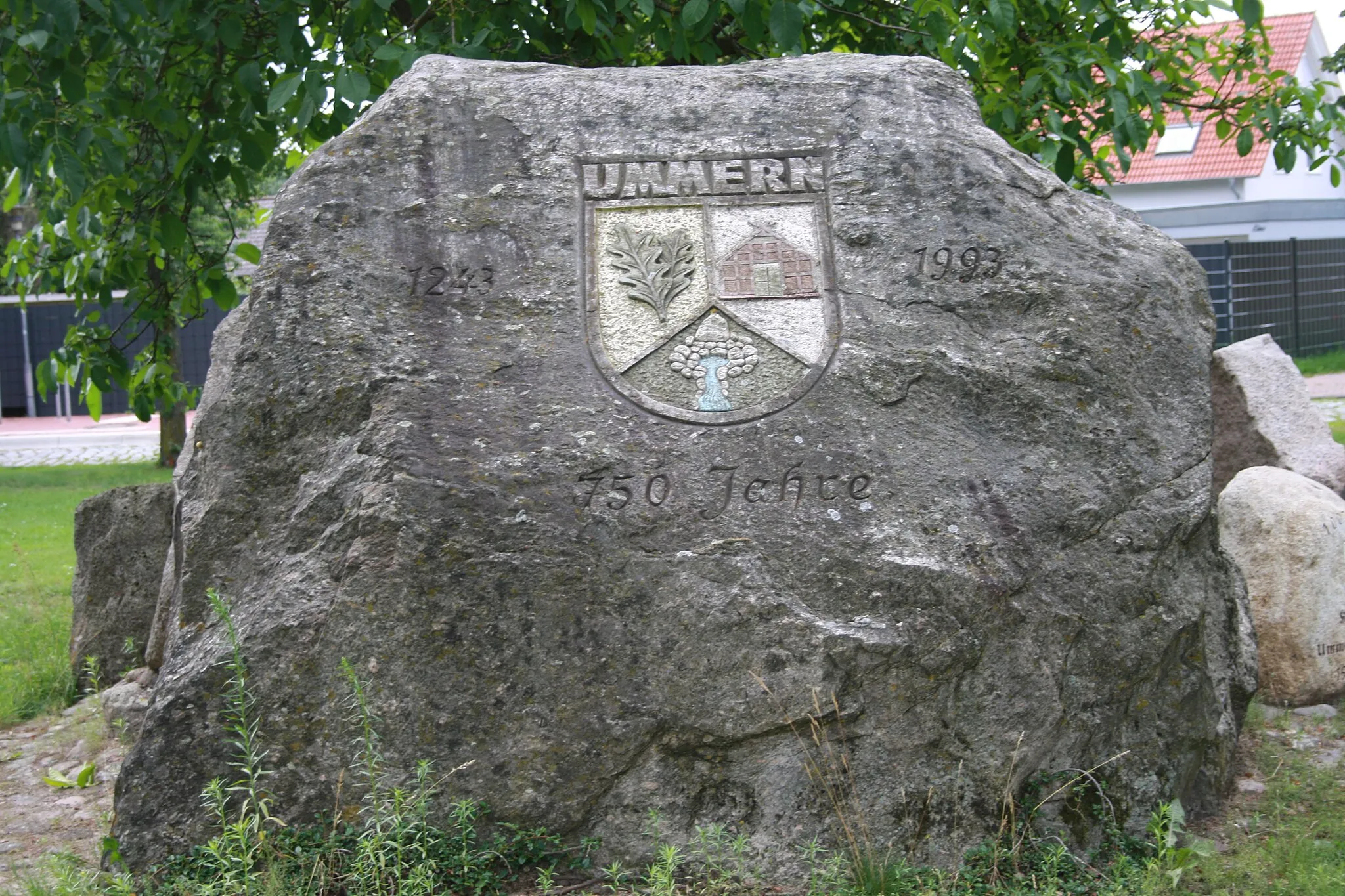 Photo showing: Großer Findling mit Ortswappen am Dorfplatz