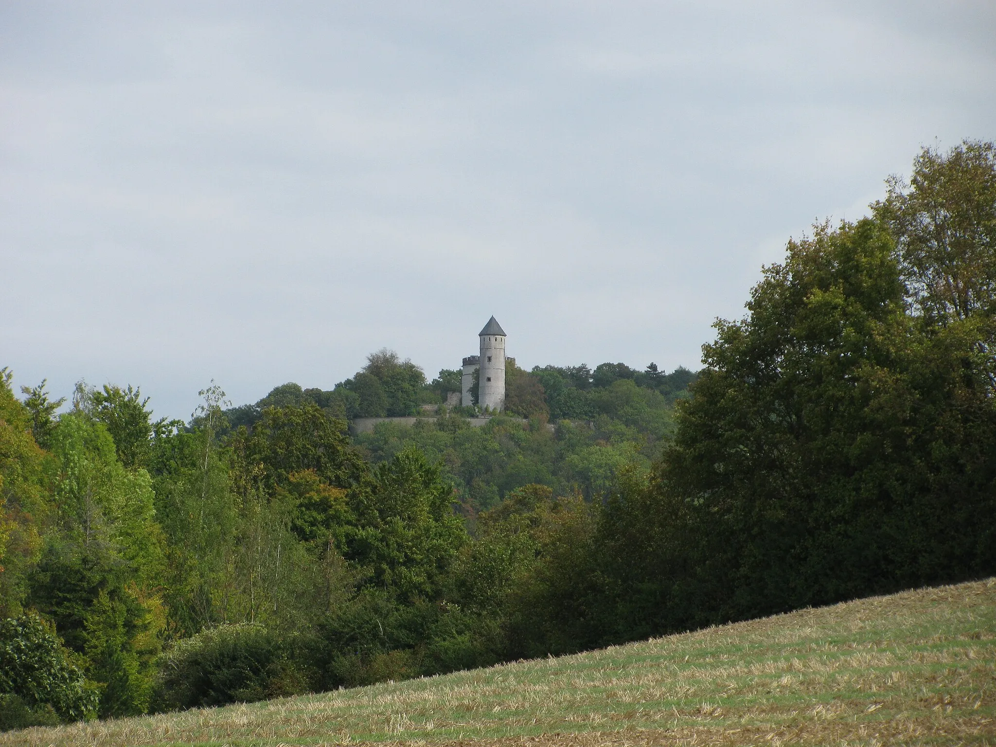 Photo showing: Blick von dem Feldweg am östlichen Ortsrand von Bovenden auf die Burg Plesse