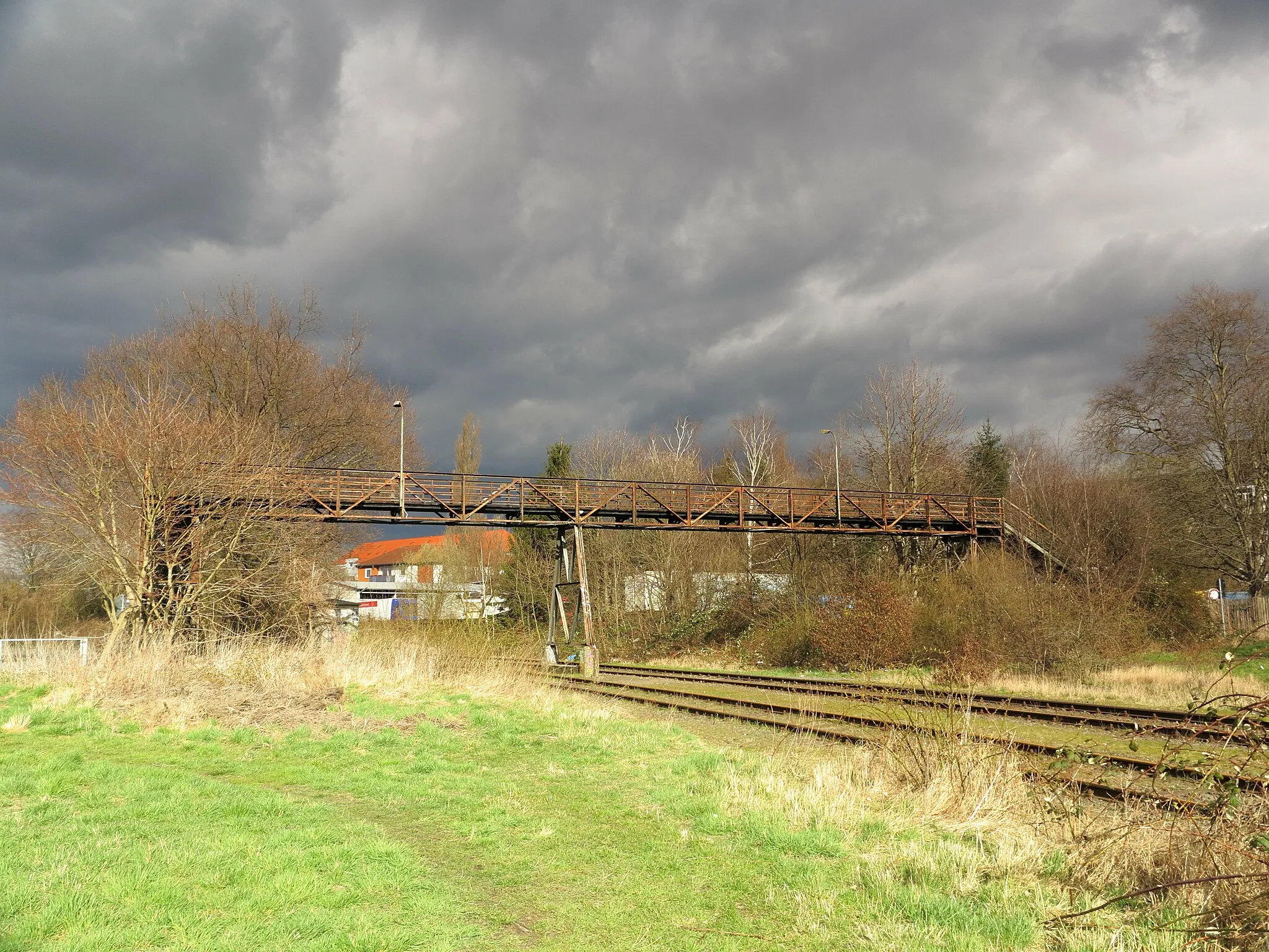 Photo showing: Die Fußgängerbrücke über die Gleise des ehemaligen Bahnhofes Braunschweig Nord. Die Gleise sind teilweise abgebaut und die baufällige Brücke ist gesperrt.