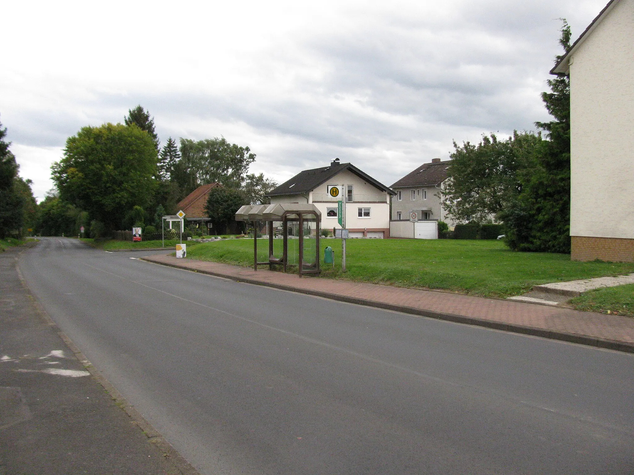 Photo showing: die Bushaltestelle Buchenstraße in der Kasseler Straße in Espenau-Hohenkirchen in Fahrtrichtung Vellmar