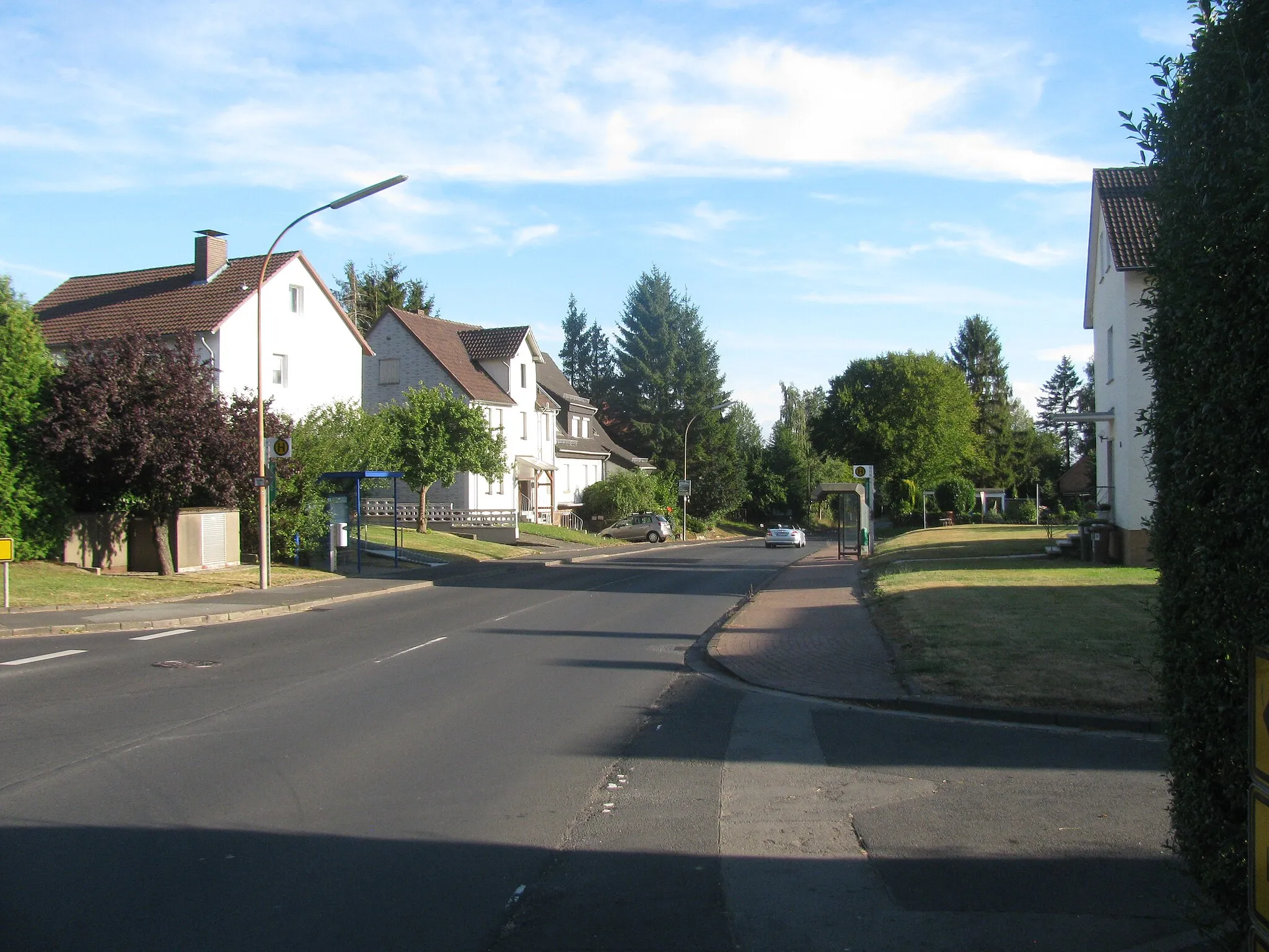 Photo showing: die Bushaltestelle Buchenstraße in der Kasseler Straße in Espenau-Hohenkirchen, Blickrichtung Kassel