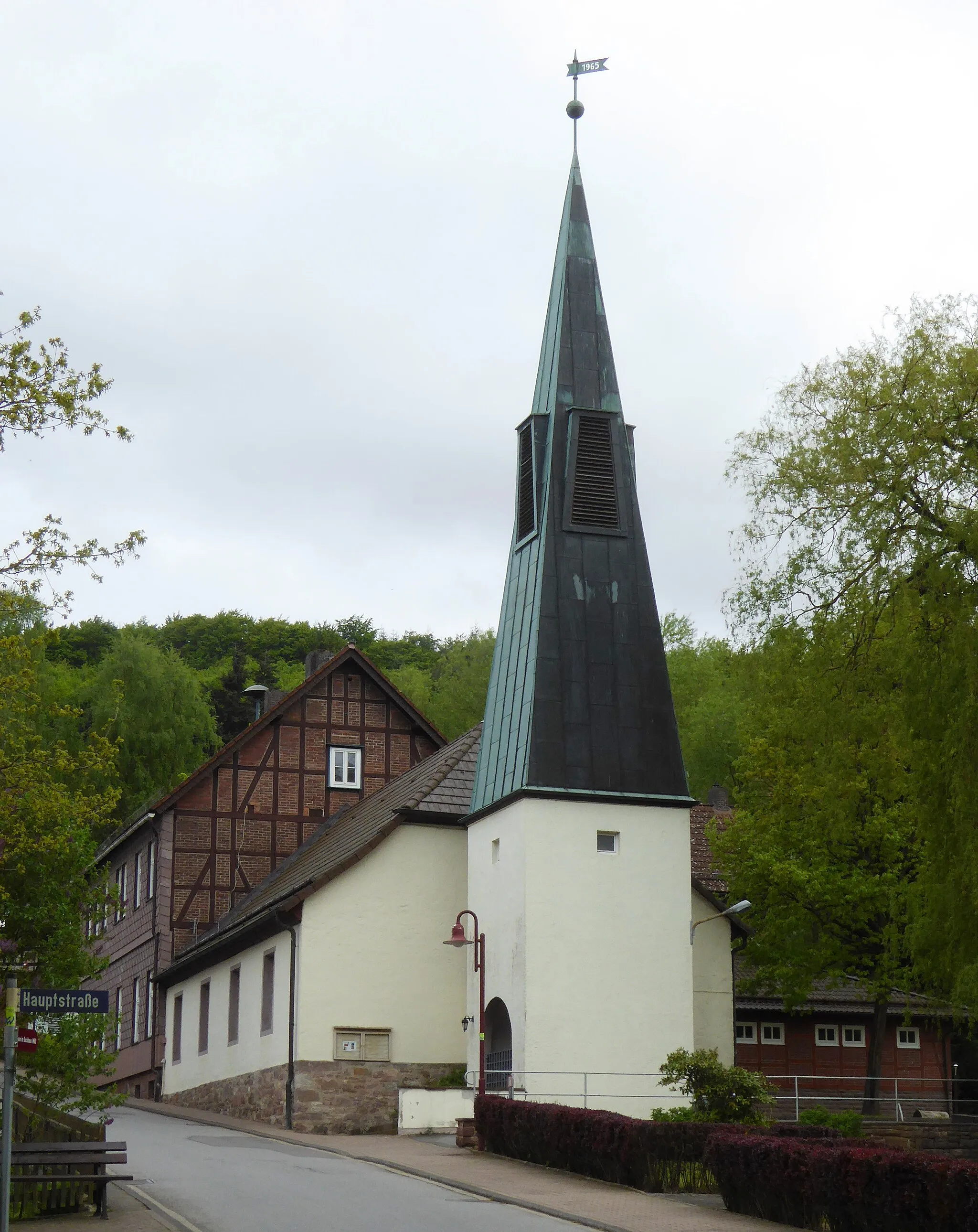 Photo showing: Ev.-luth. Kapelle in Hellental, Gemeinde Heinade, Landkreis Holzminden, Niedersachsen. Datum der Wetterfahne 1965