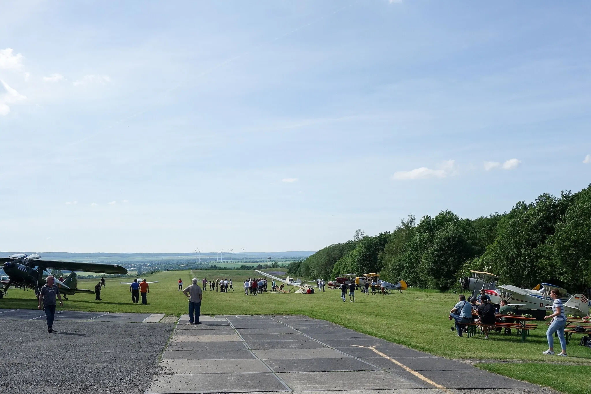 Photo showing: Flugplatz am Schäferstuhl während des FLY-INN am 1. Juni 2019 - Blick nach Westen auf die Start- und Landebahn