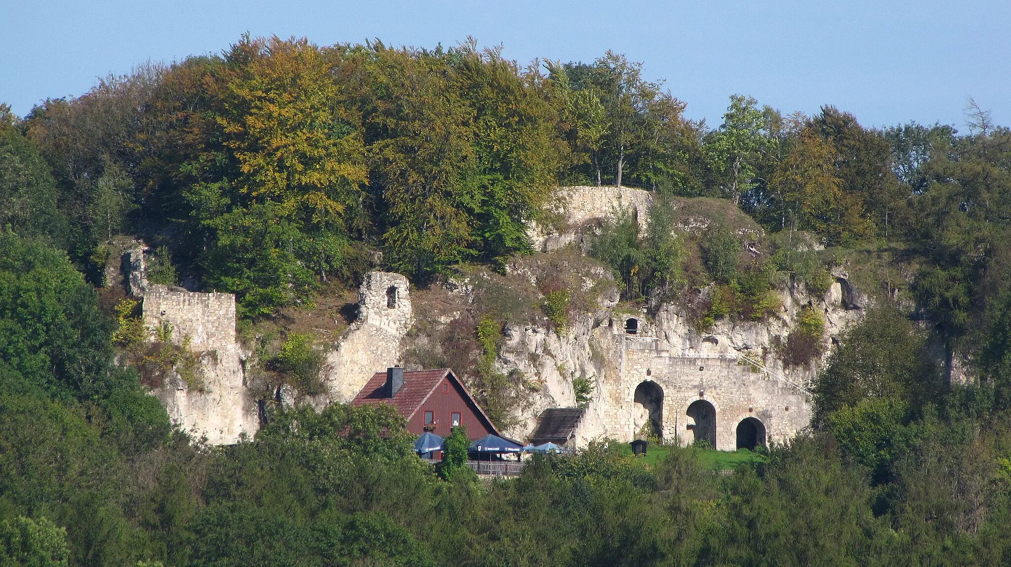 Photo showing: Blick auf die Ruine Scharzfels vom Bühberg oberhalb von Barbis