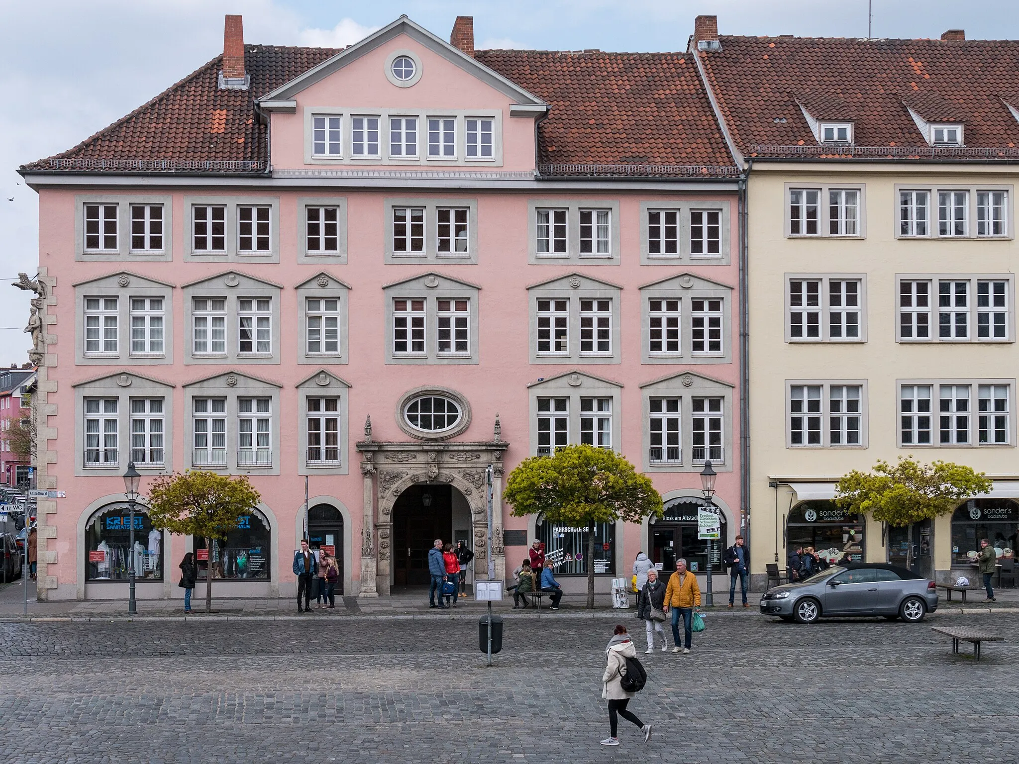 Photo showing: Braunschweig, Altstadtmarkt 8: "Stechinelli-Haus". Patrizierhaus von 1690, nach Kriegszerstörung 1948 wieder aufgebaut.