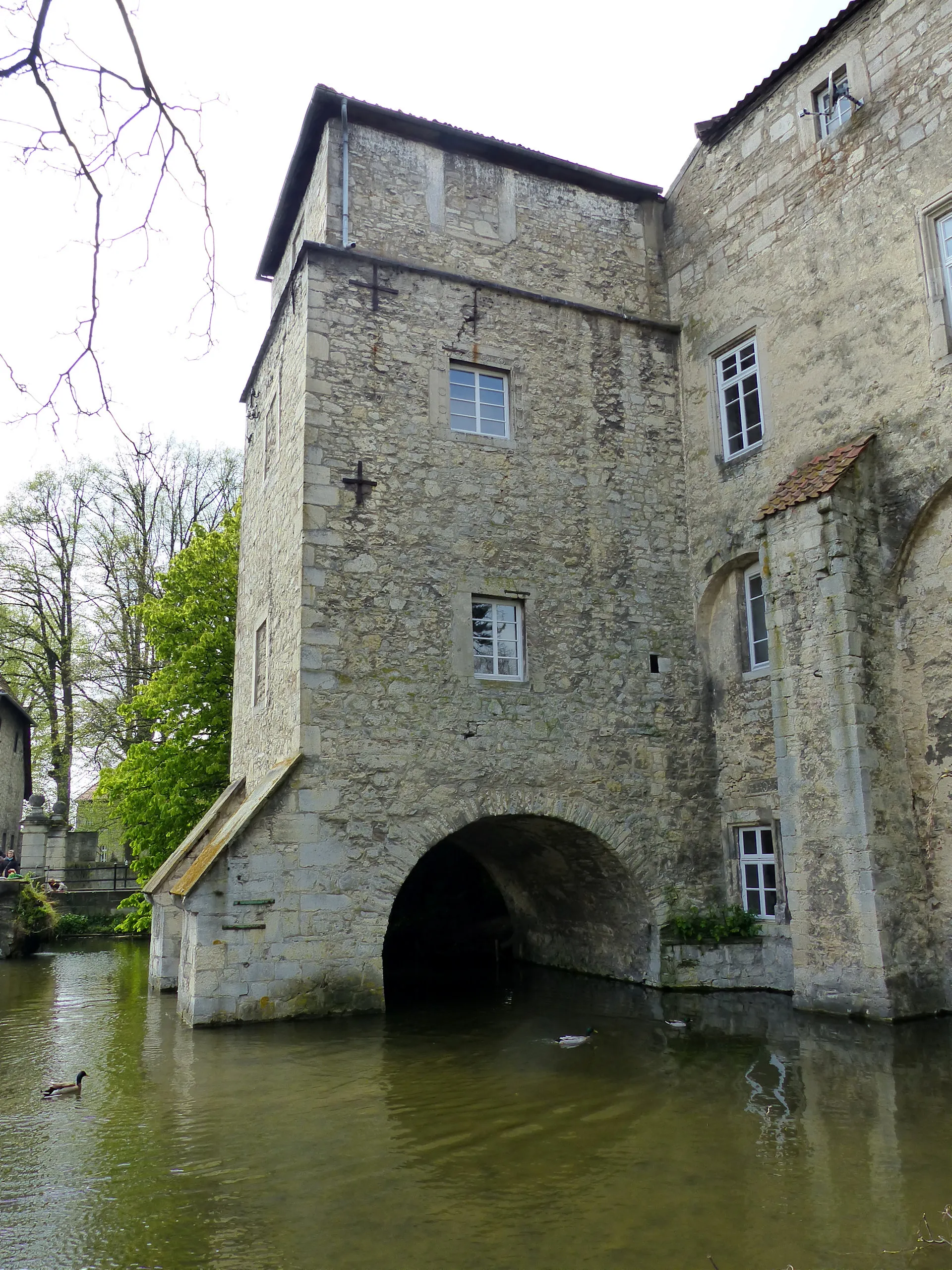 Photo showing: SChwibbogen am Turm des Schlosses Veltheim