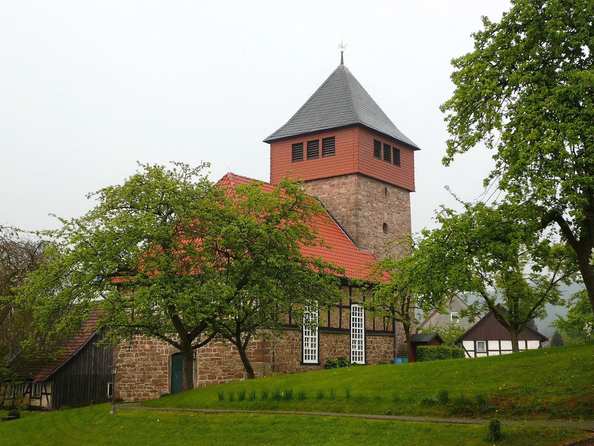 Photo showing: mittelalterliche Dorfkirche in Uslar-Schlarpe, Blick von Südwesten