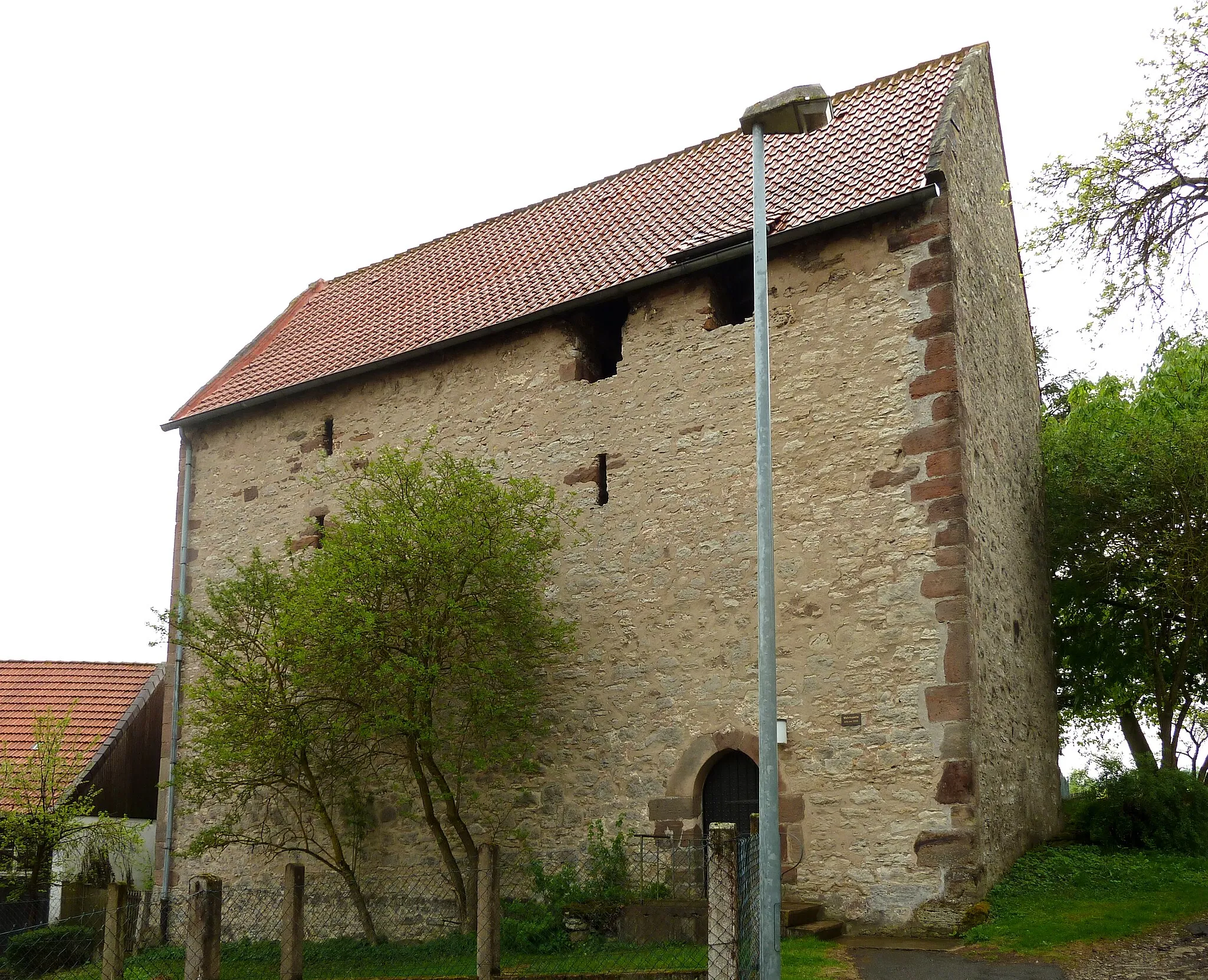 Photo showing: Wehrkapelle St. Johannis in Nienhagen, Stadt Moringen, Landkreis Northeim, Südniedersachsen. Erbaut um 1300. Ansicht von Norden