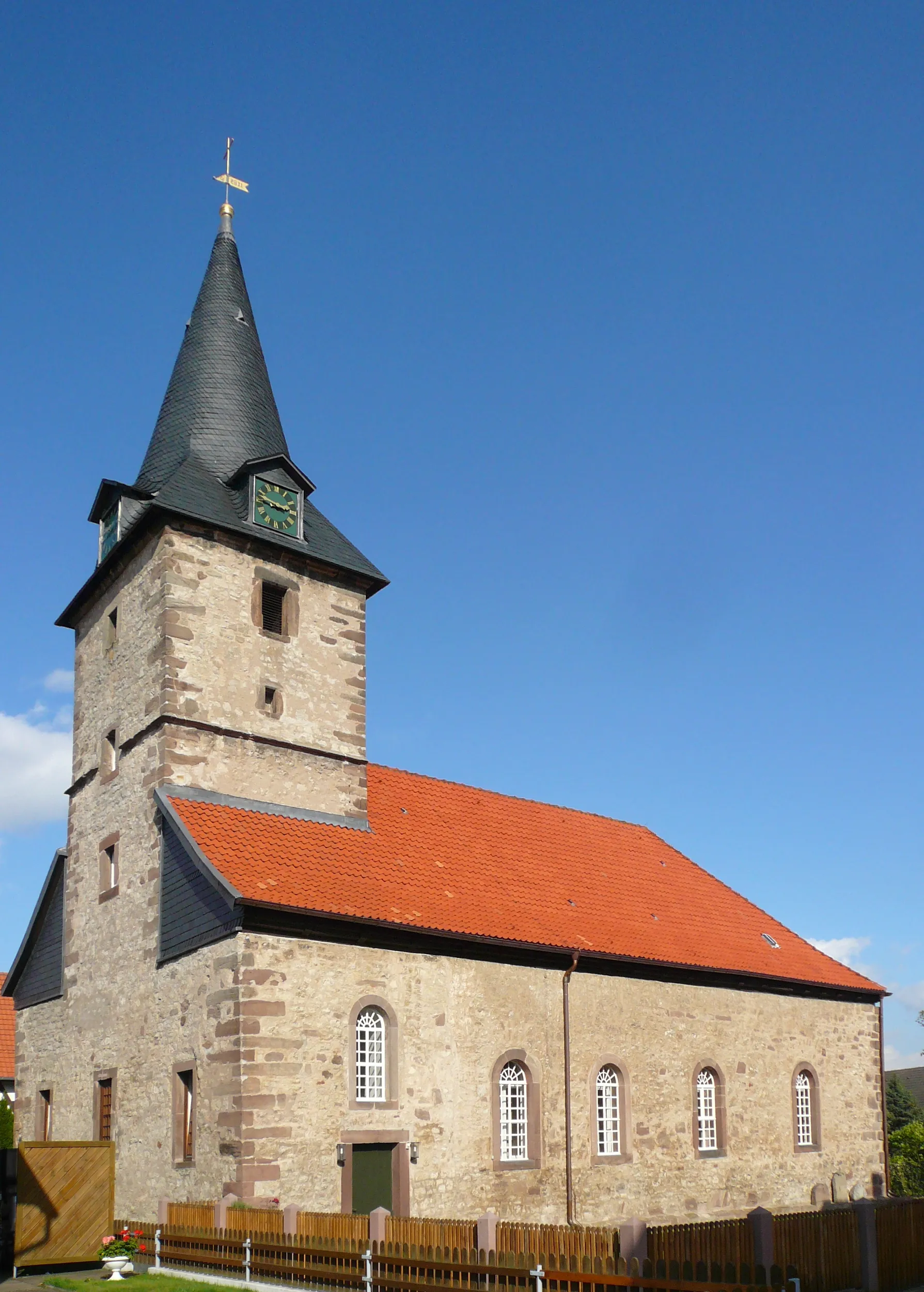 Photo showing: Ev.-luth. Kirche St. Nicolai in Gladebeck, Stadt Hardegsen, Niedersachsen. Im Kern romanisch, Westbau und Turm noch (teilweise) mittelalterlich, größere Umgestaltungen Anfang 17. Jahrhundert und 1734, Datierung Wetterfahne "1785"