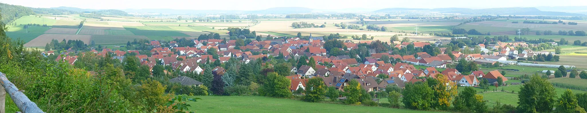 Photo showing: Blick vom Grillplatz am Weinberg auf Gladebeck, Stadt Hardegsen, Landkreis Northeim, Südniedersachsen. Panoramabild, aus Einzelbildern zusammengesetzt und bearbeitet