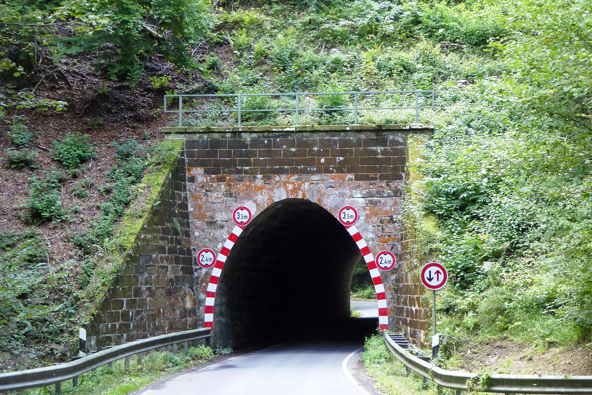 Photo showing: Parabelförmige Sandsteinbrücke der Unterquerung der Sollingbahn (Northeim-Ottbergen, eröffnet 1878) durch die Kreisstraße 430 des Landkreises Northeim bei Hardegsen, Südniedersachsen